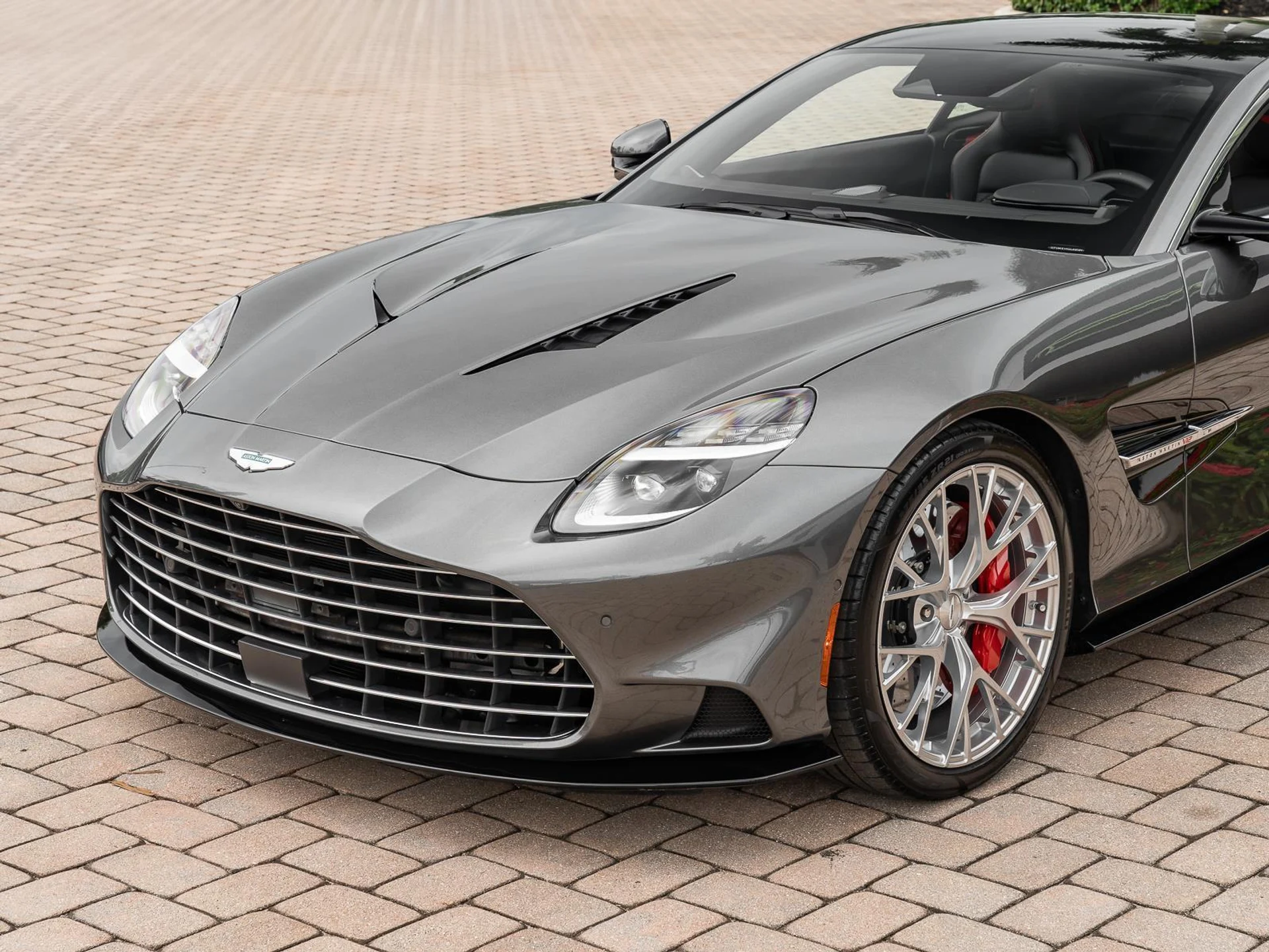 mph022_2737398301_Used_2025_Aston_Martin_Vanquish_Coupe_1780612109_b7f983ca95