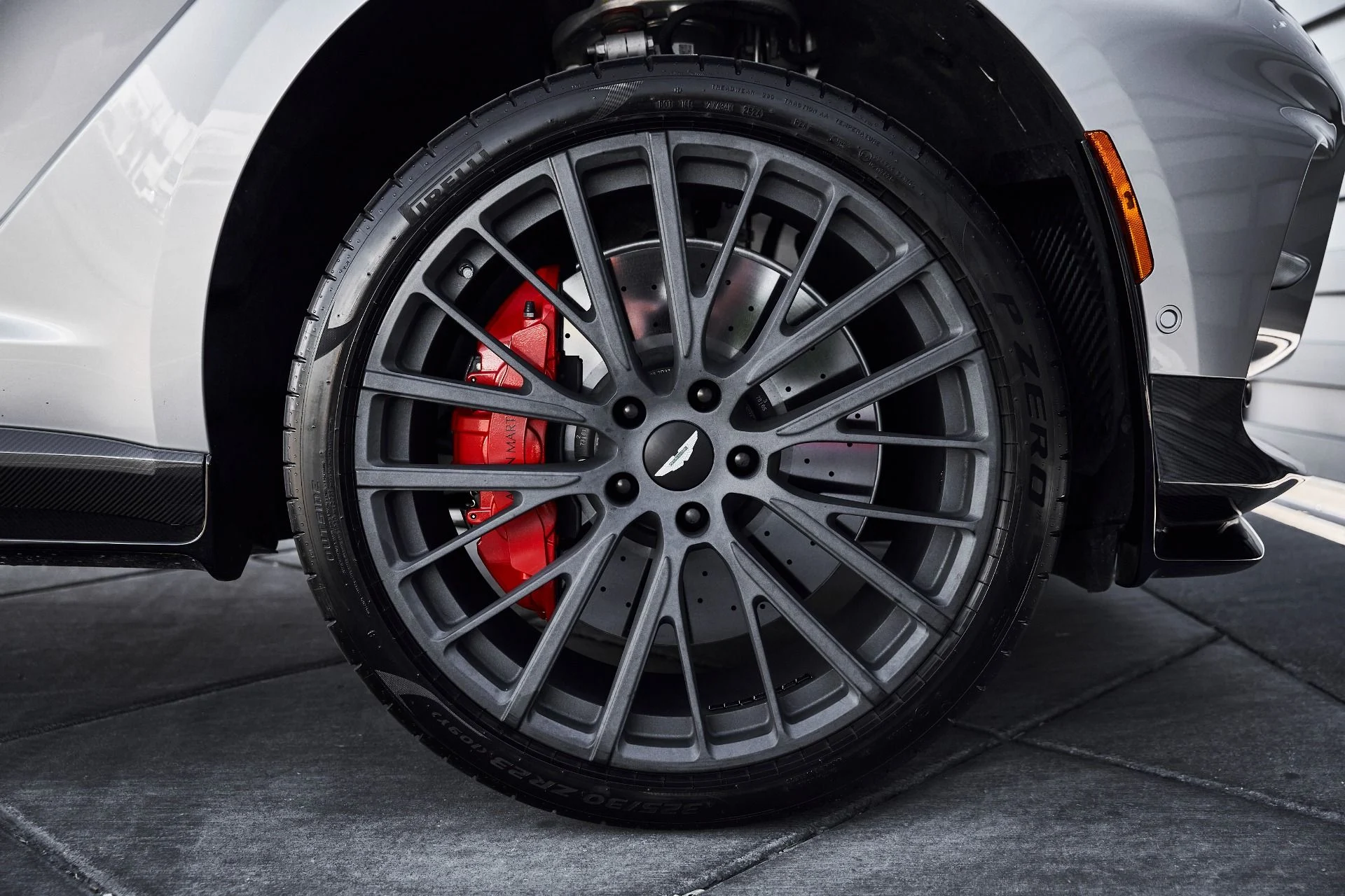 mph022_2742911114_Used_2025_Aston_Martin_DBX_707_1778288595_683493ab44