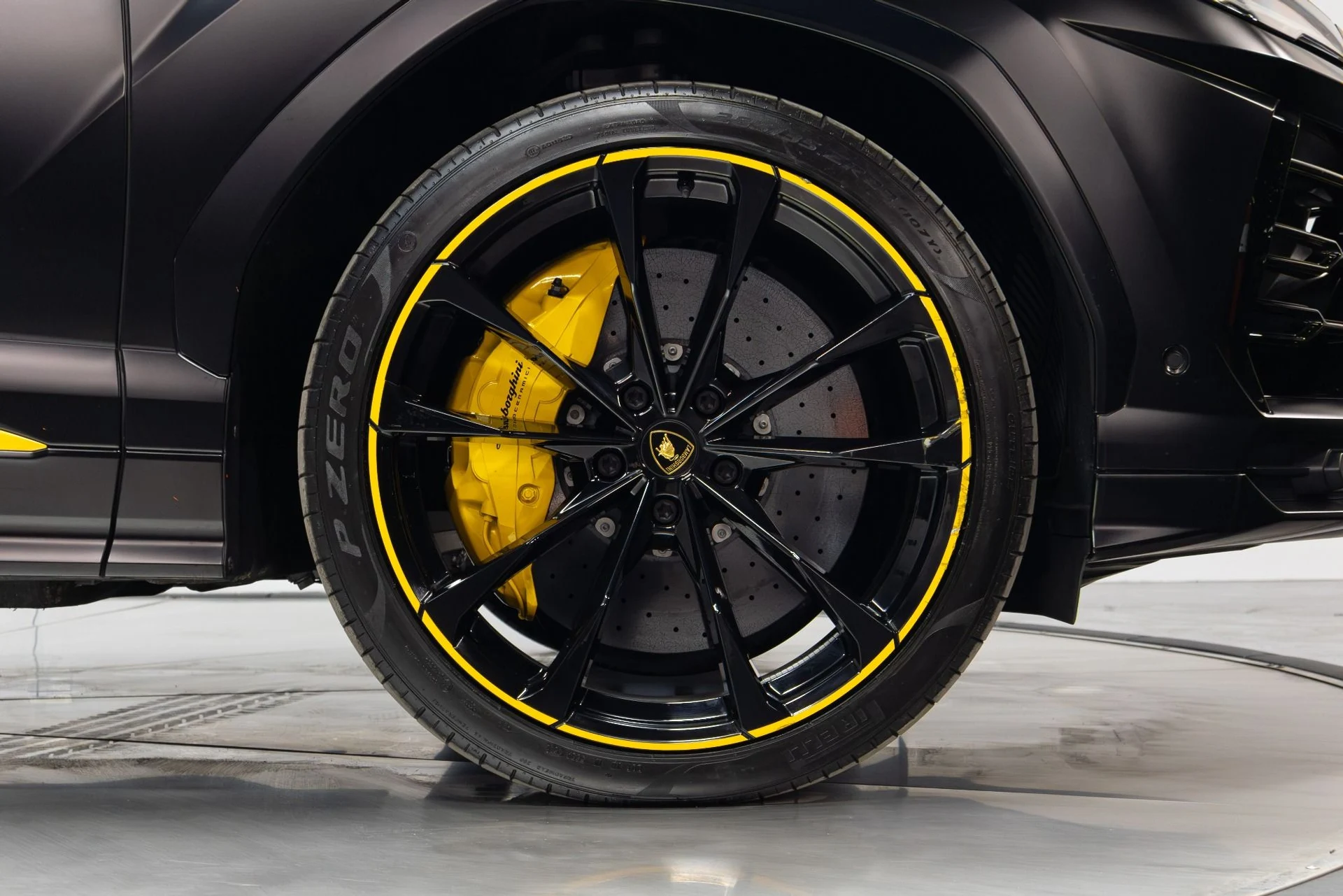 mph022_2749414010_Used_2022_Lamborghini_Urus_Graphite_Capsule_1775757245_a40f031e61