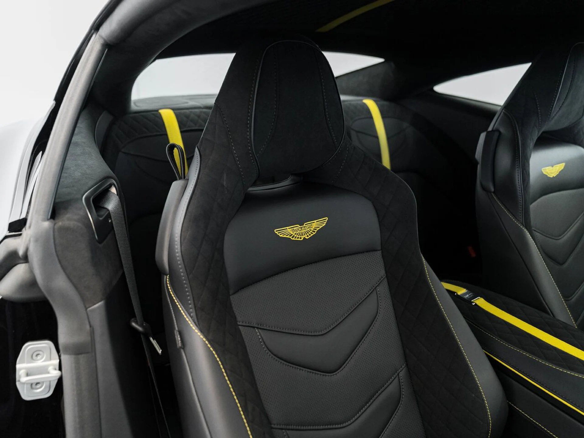 mph022_2764781941_aston_martin_dbs_2023_jpg_v_1758918548_0a0fcf4d5b