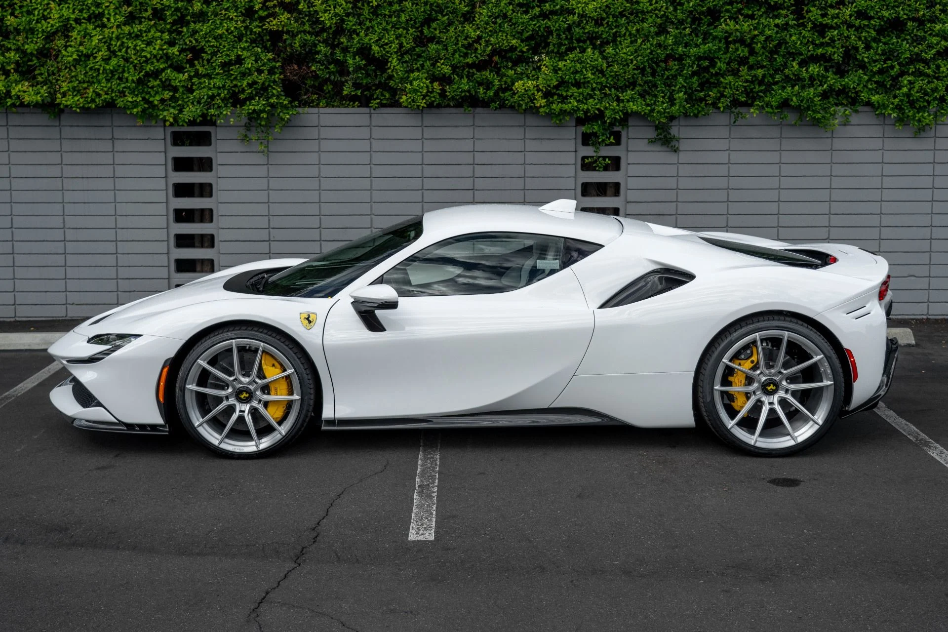mph022_277986356_Used_2023_Ferrari_SF_90_Stradale_1760118033_db0638b83d