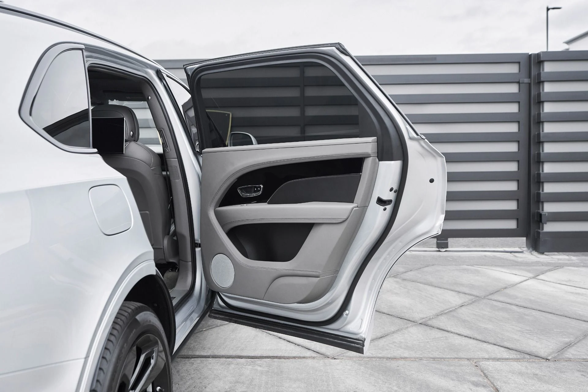 mph022_2782699463_Used_2023_Bentley_Bentayga_EWB_Azure_1763502496_ccc8a0ef63