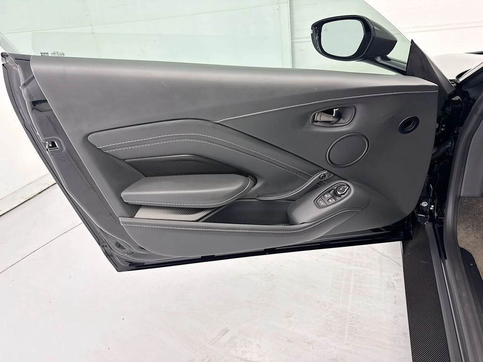 mph022_2810080672_used_2023_aston_martin_vantage_v12coupe_8119_23004338_23_1024_4491f9eda6