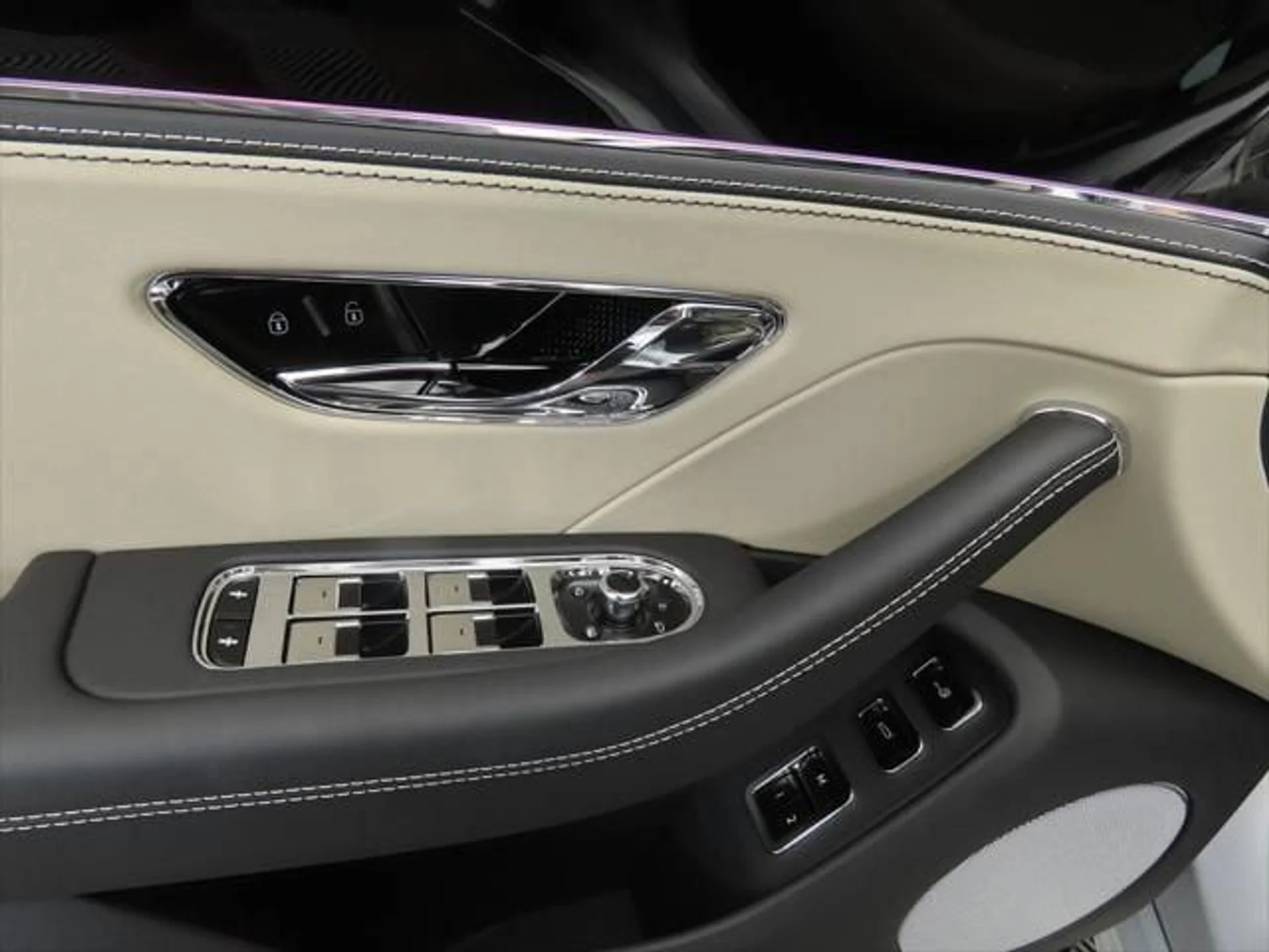 mph022_2815450334_used_2025_bentley_flying_spur_blackeditionsedan_8119_23021249_23_640_095fff08b3