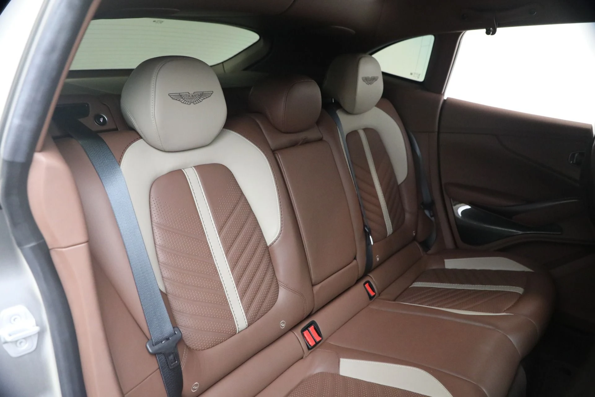 mph022_2828604393_Used_2023_Aston_Martin_DBX_707_1773406276_3b9ebe54a2