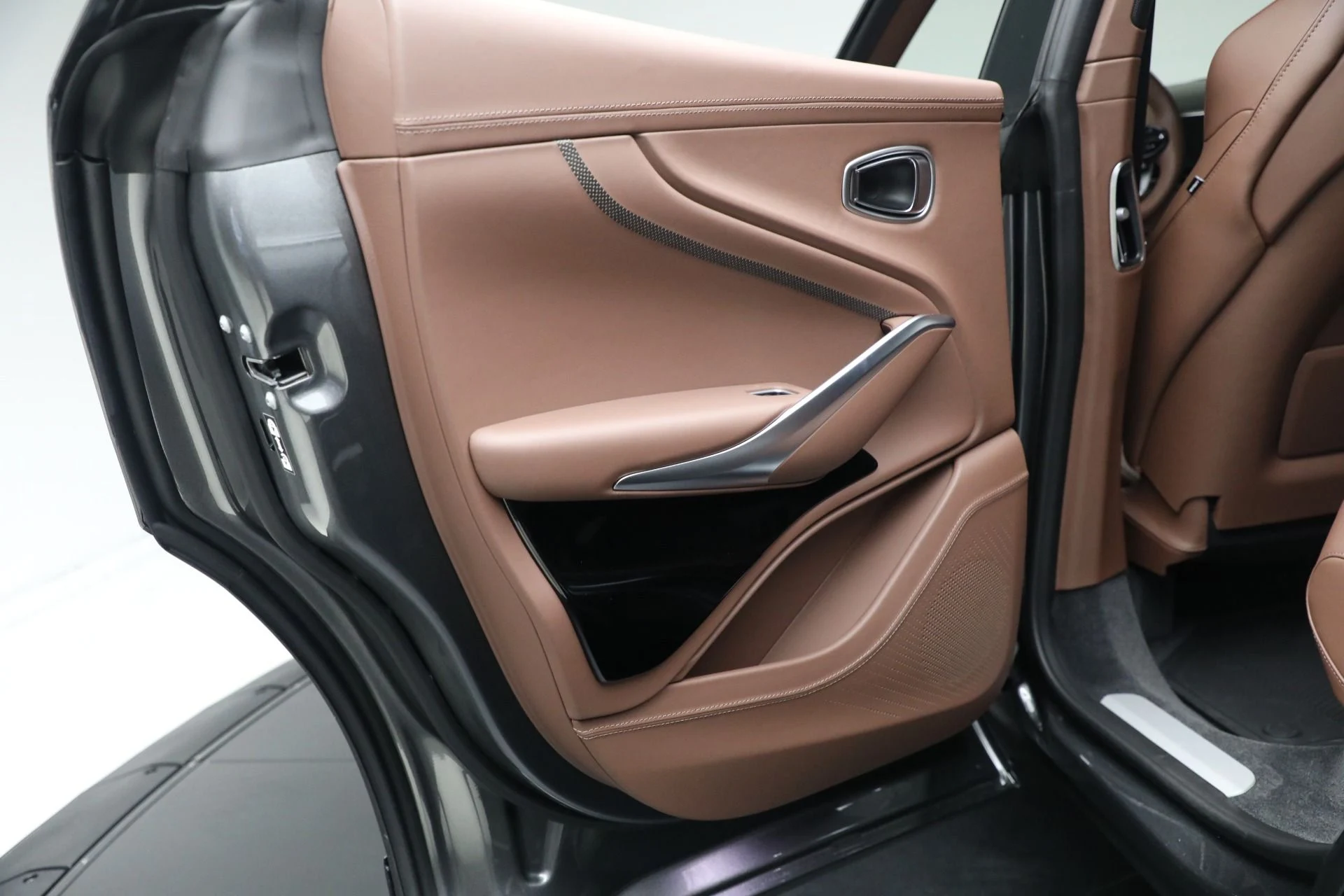 mph022_2857155245_New_2025_Aston_Martin_DBX_707_0bf940f3c3