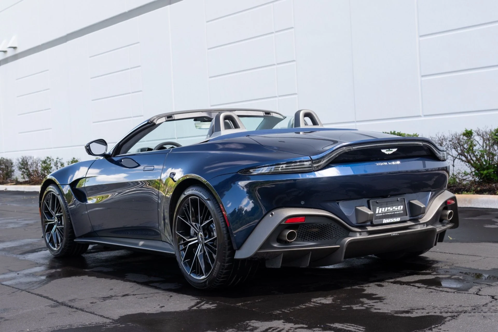 mph022_2861094056_Used_2021_Aston_Martin_Vantage_1774065878_8b2a1c7b9e