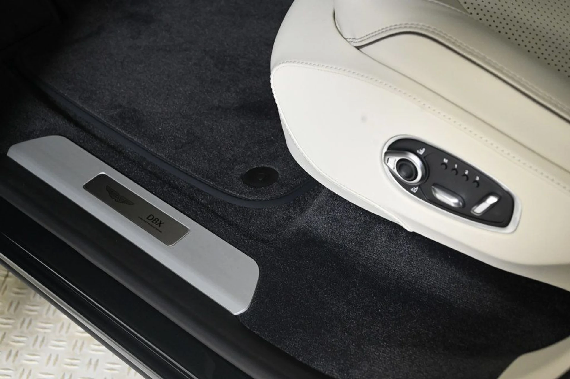 mph022_2863235979_new_2026_aston_martin_dbx_707awd_11350_22961109_22_1024_a7a8c95670