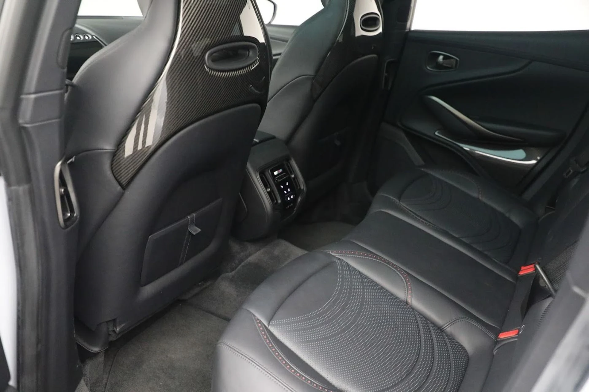 mph022_2872202975_Used_2023_Aston_Martin_DBX_707_48b855337a