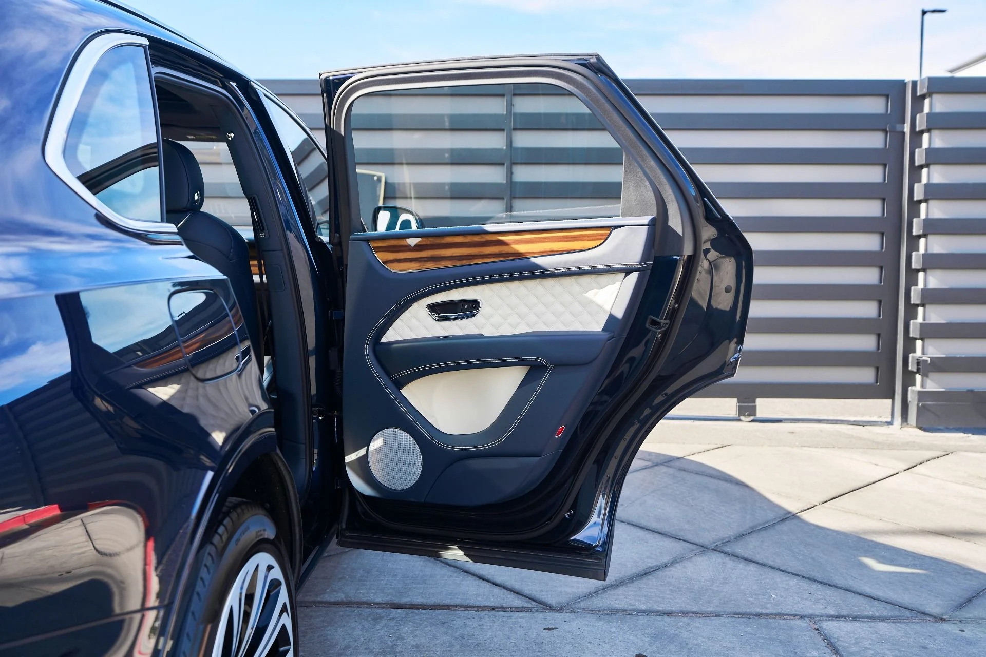 mph022_2873209395_Used_2021_Bentley_Bentayga_V8_1764208985_9f46a884bd