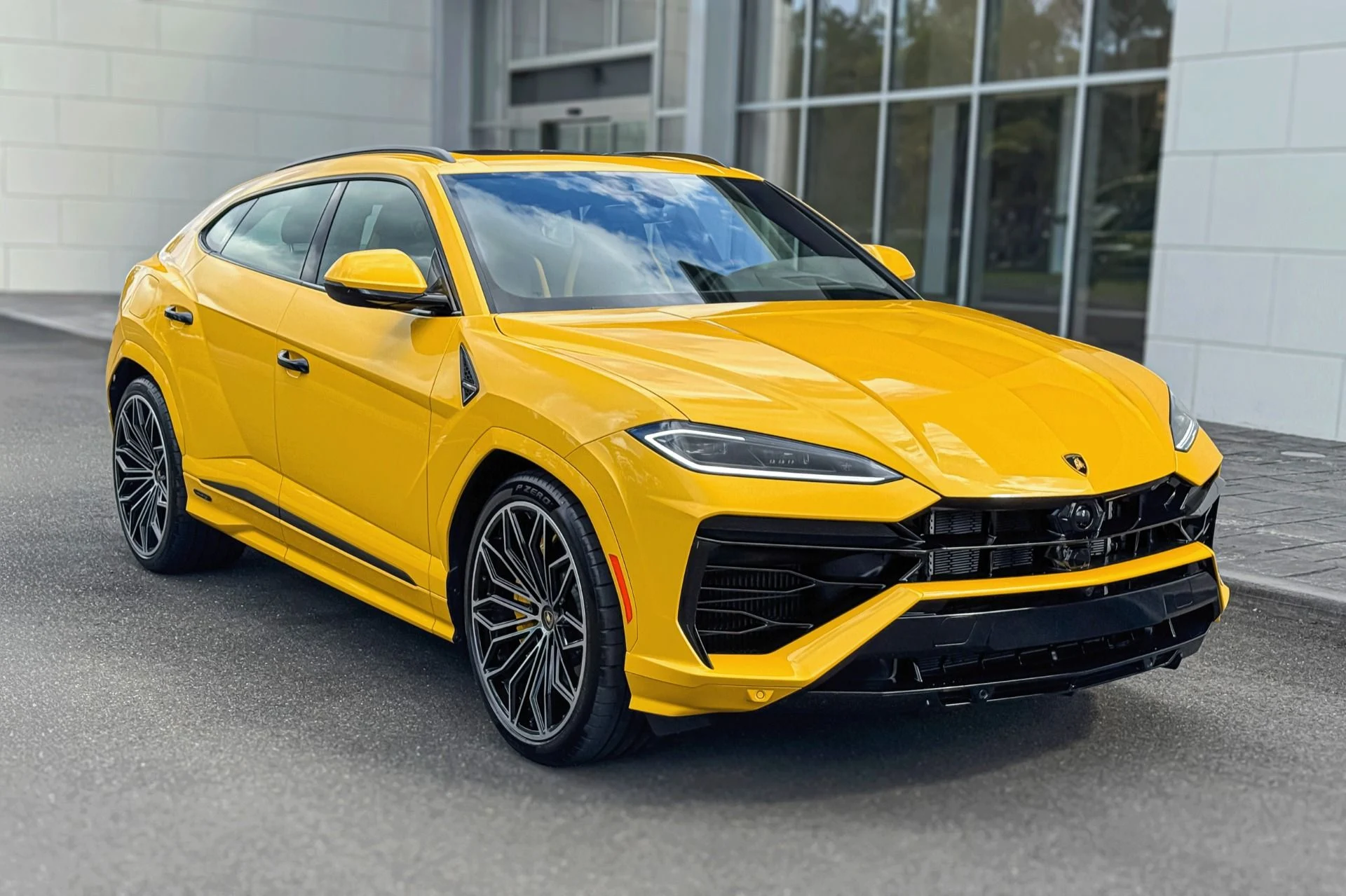 mph022_2874405057_Used_2025_Lamborghini_Urus_SE_1756898793_aa924a07fa