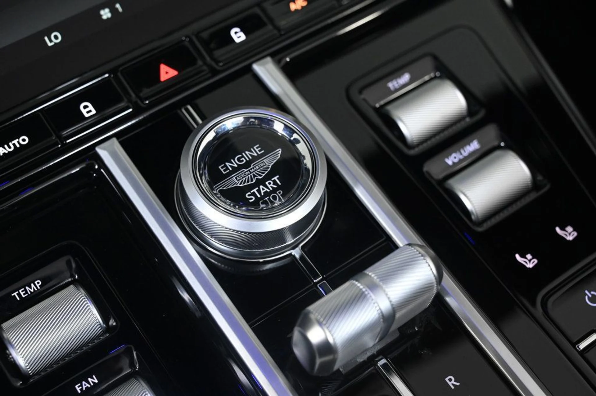 mph022_2885405541_new_2026_aston_martin_vantage_sroadster_11350_22956754_22_1024_f372206de1