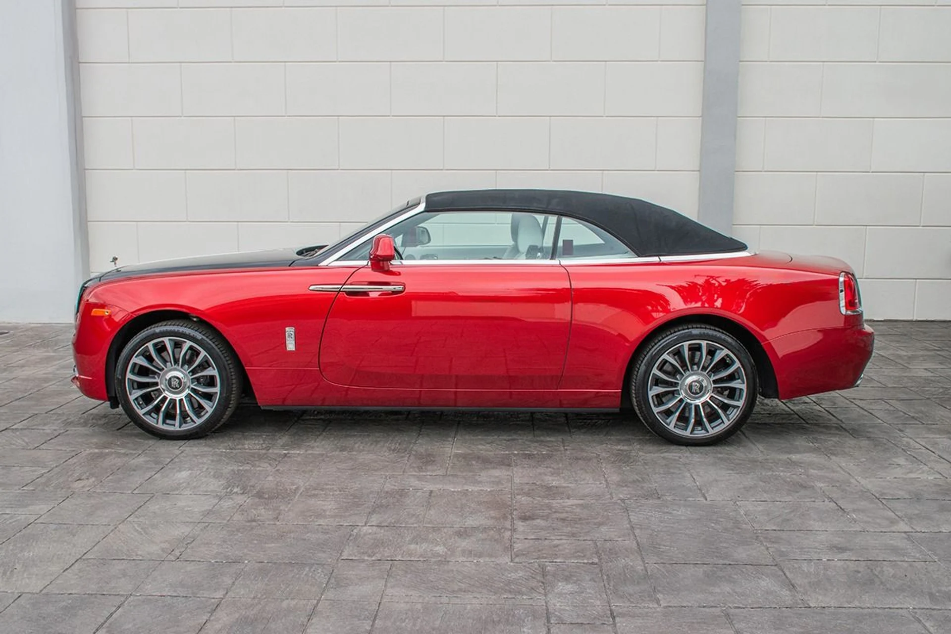 mph022_2890603328_Used_2018_Rolls_Royce_Dawn_1730954781_86d48d7ab4