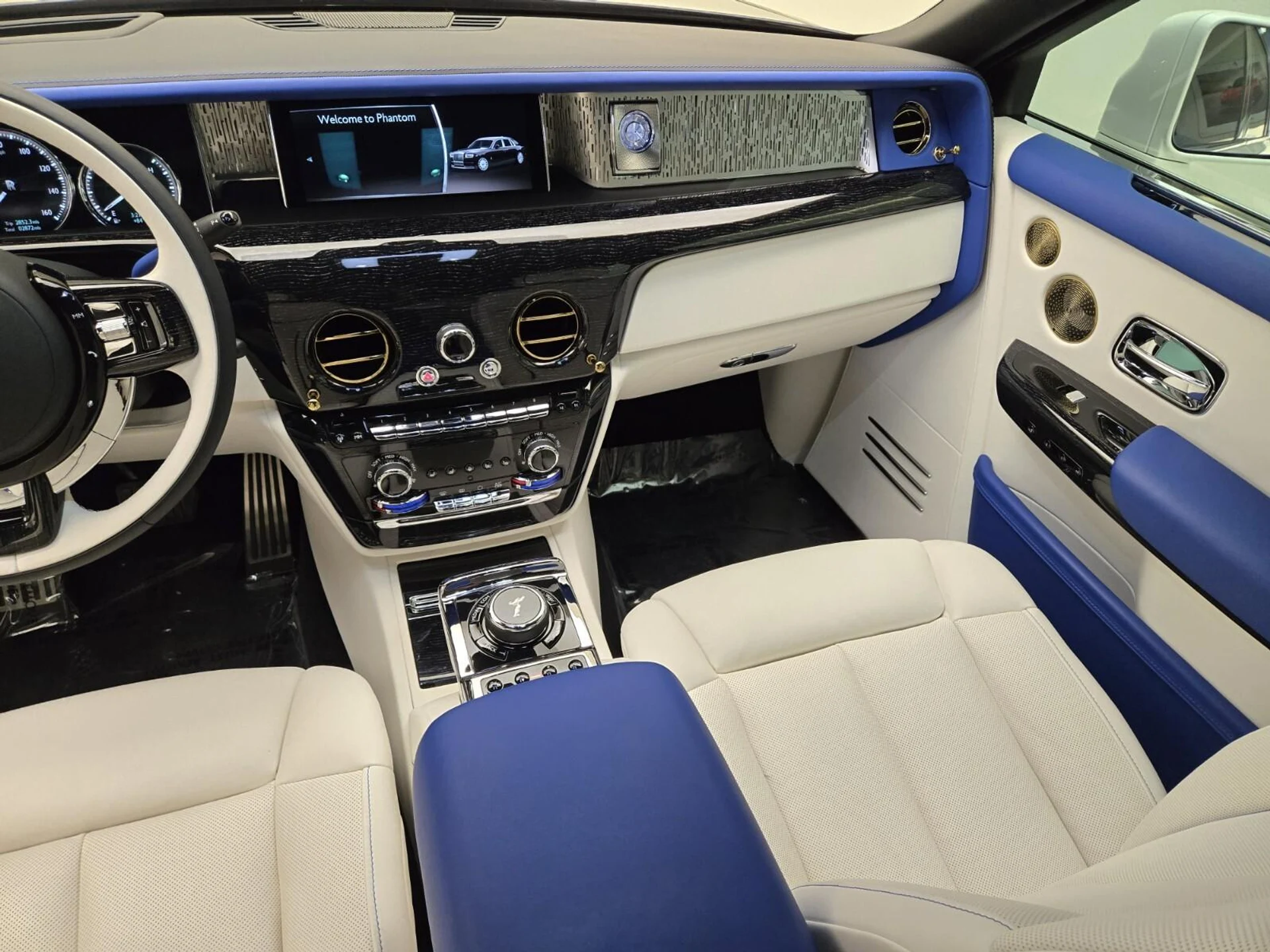 mph022_2905756074_Used_2023_Rolls_Royce_Phantom_1755413495_1cc6cc7669