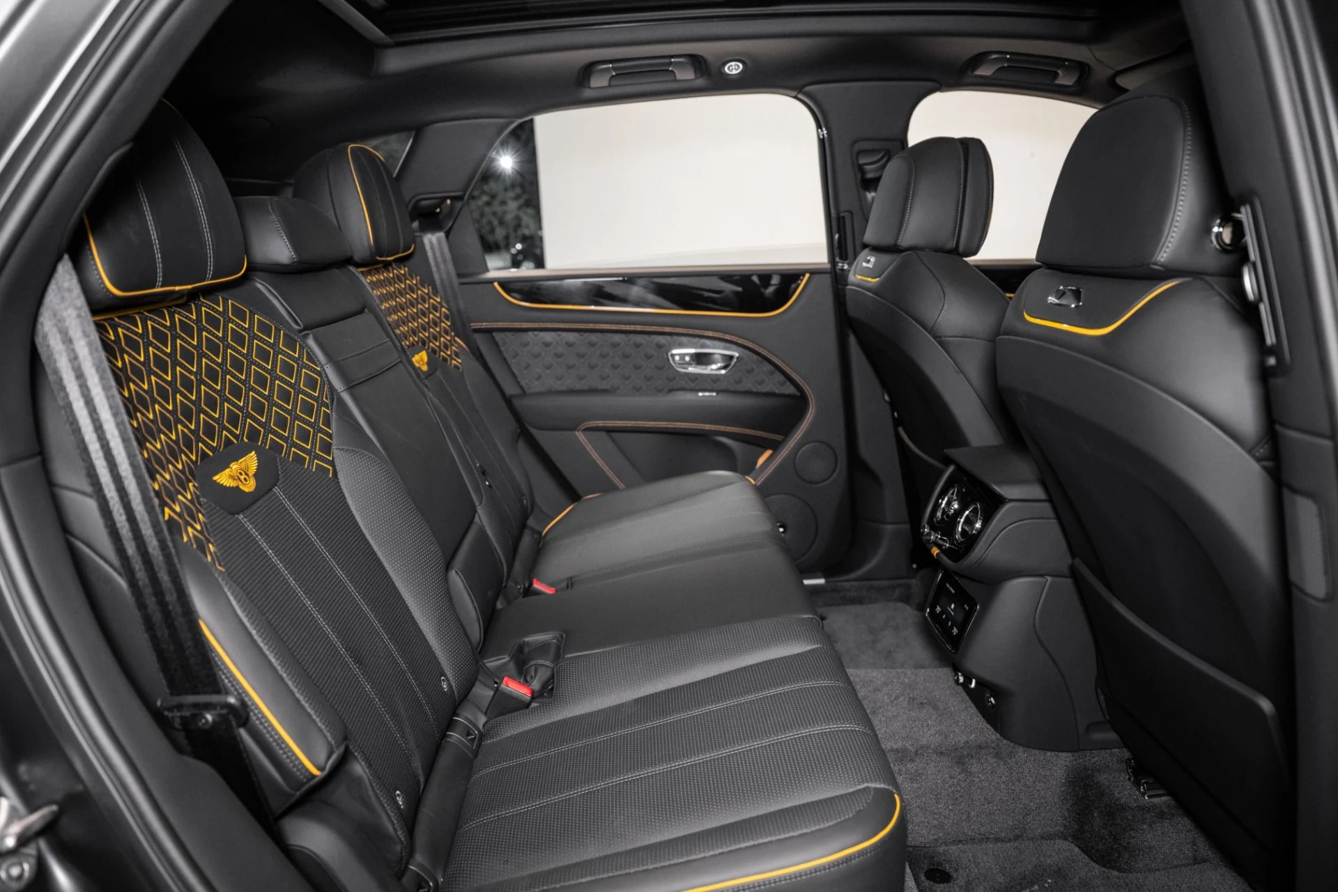 mph022_2914387081_Used_2024_Bentley_Bentayga_Azure_V8_1758720540_fcfe415e92