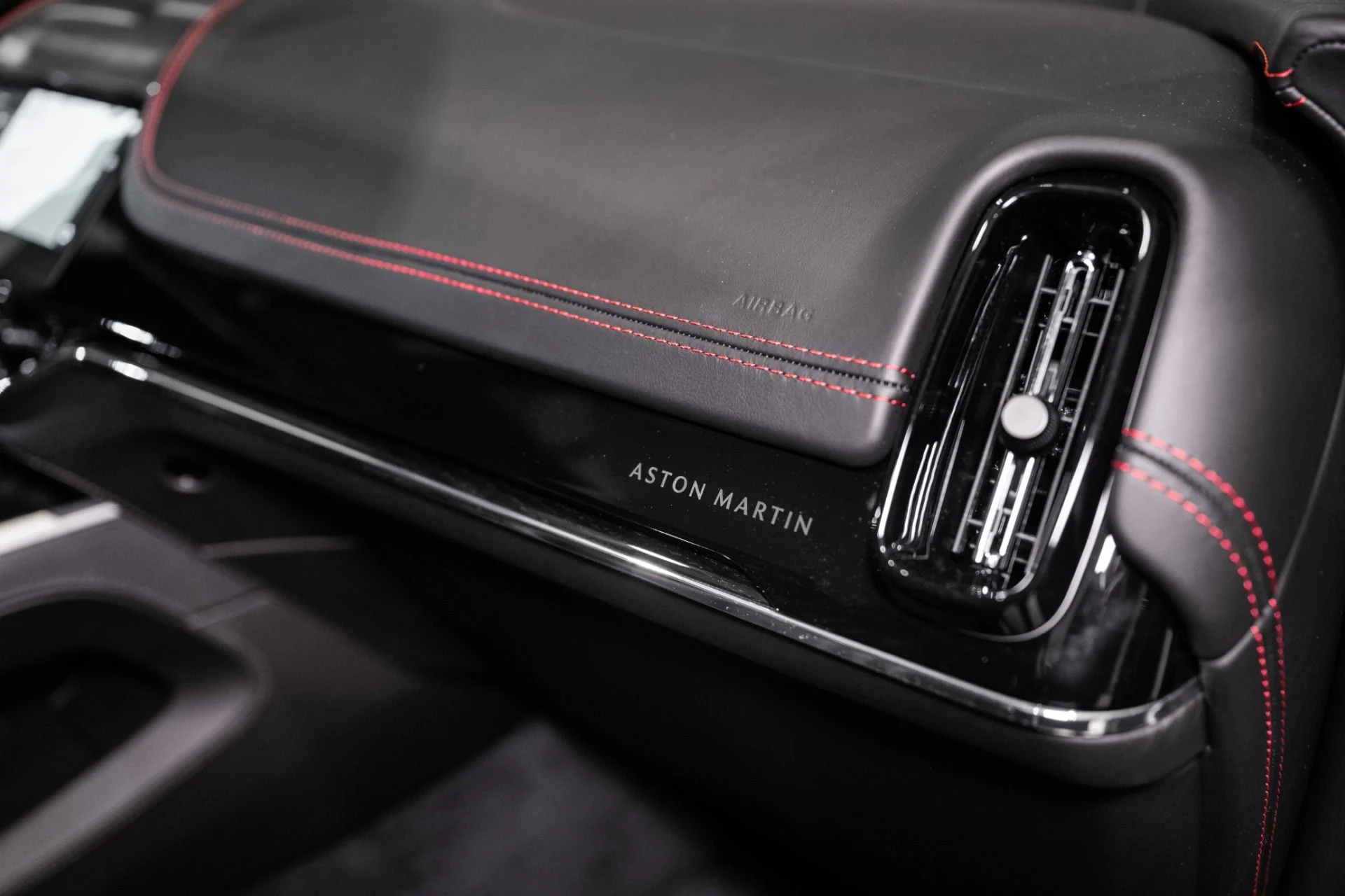 mph022_291526280_New_2026_Aston_Martin_DBX_707_1765217762_b9c8204147