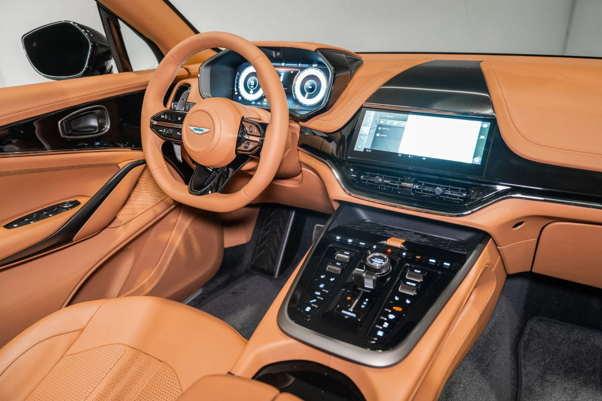 mph022_2932064680_New_2026_Aston_Martin_DBX_707_1765214112_d80ef7573d