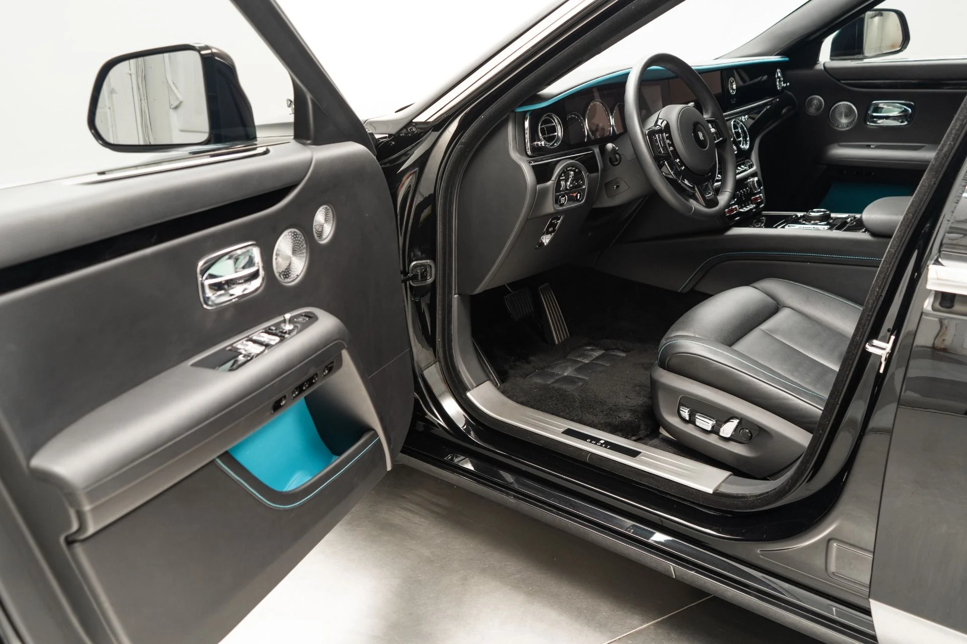 mph022_2973477911_Used_2022_Rolls_Royce_Ghost_The_Ghost_Package_Turquoise_Accents_Illuminated_Fascia_1774388734_b463e8b377