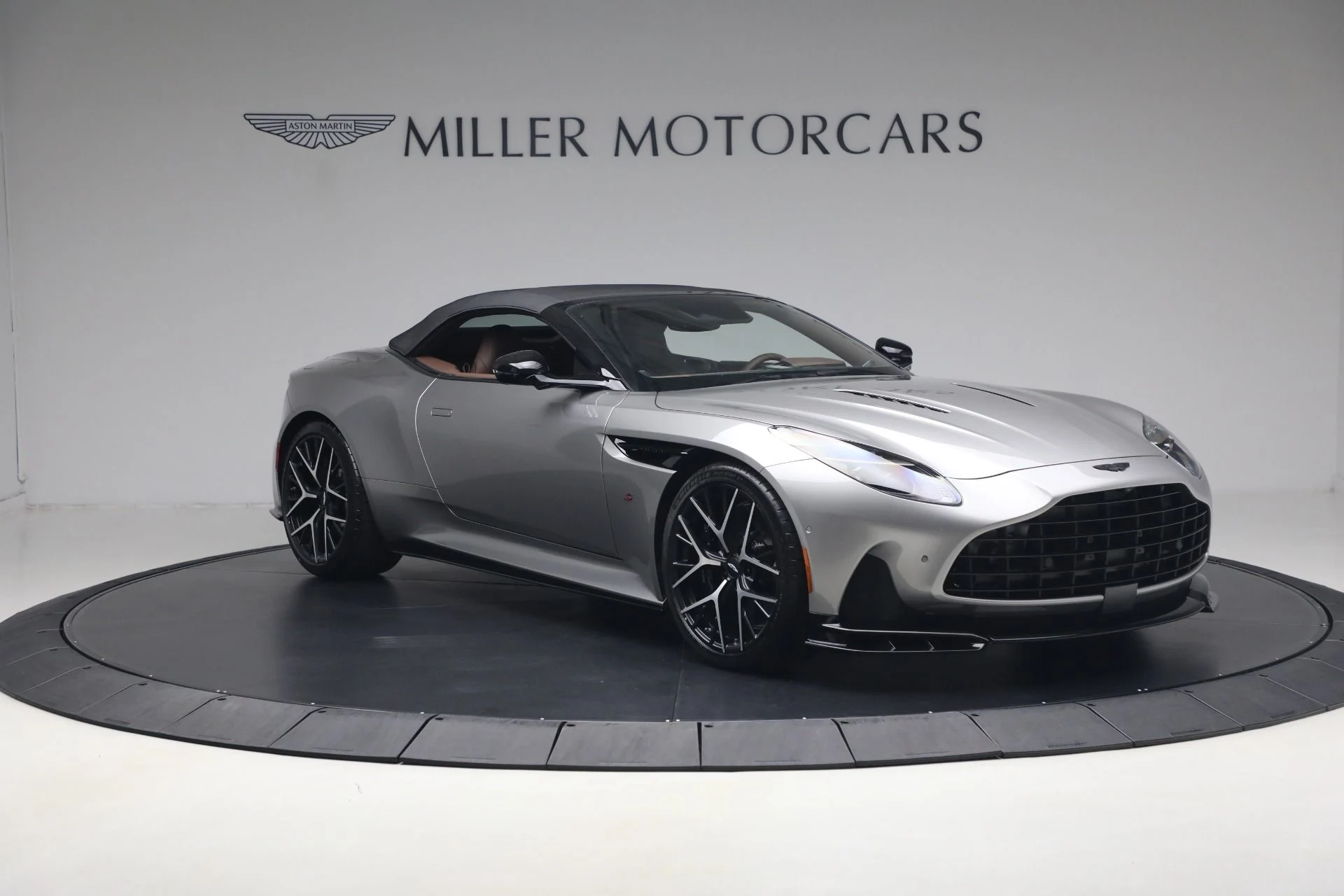 mph022_2983307530_New_2026_Aston_Martin_DB_12_S_Volante_1781361339_d18e813608