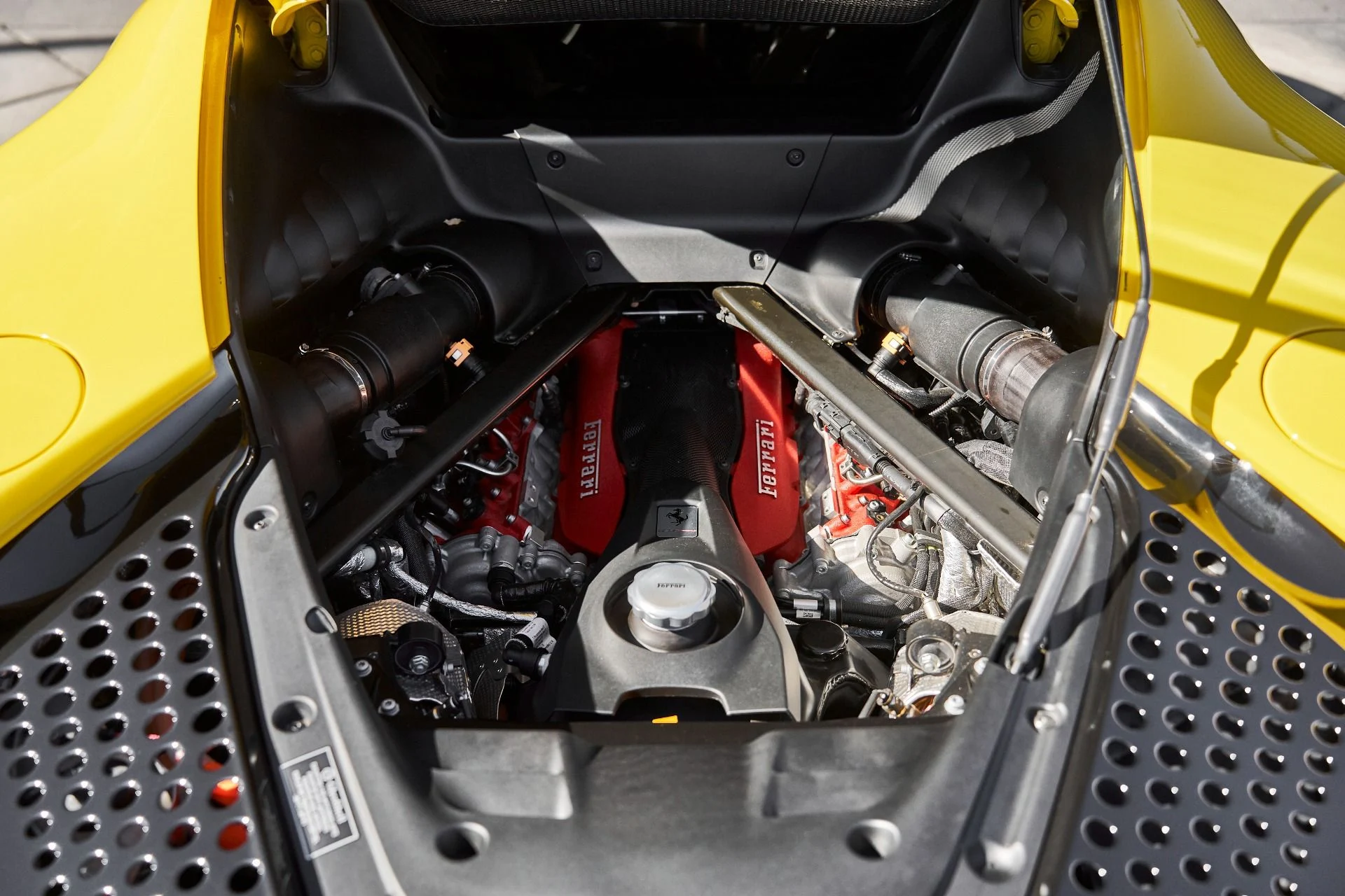 mph022_2983939281_Used_2022_Ferrari_SF_90_Stradale_Base_1762462337_c99e3272e1