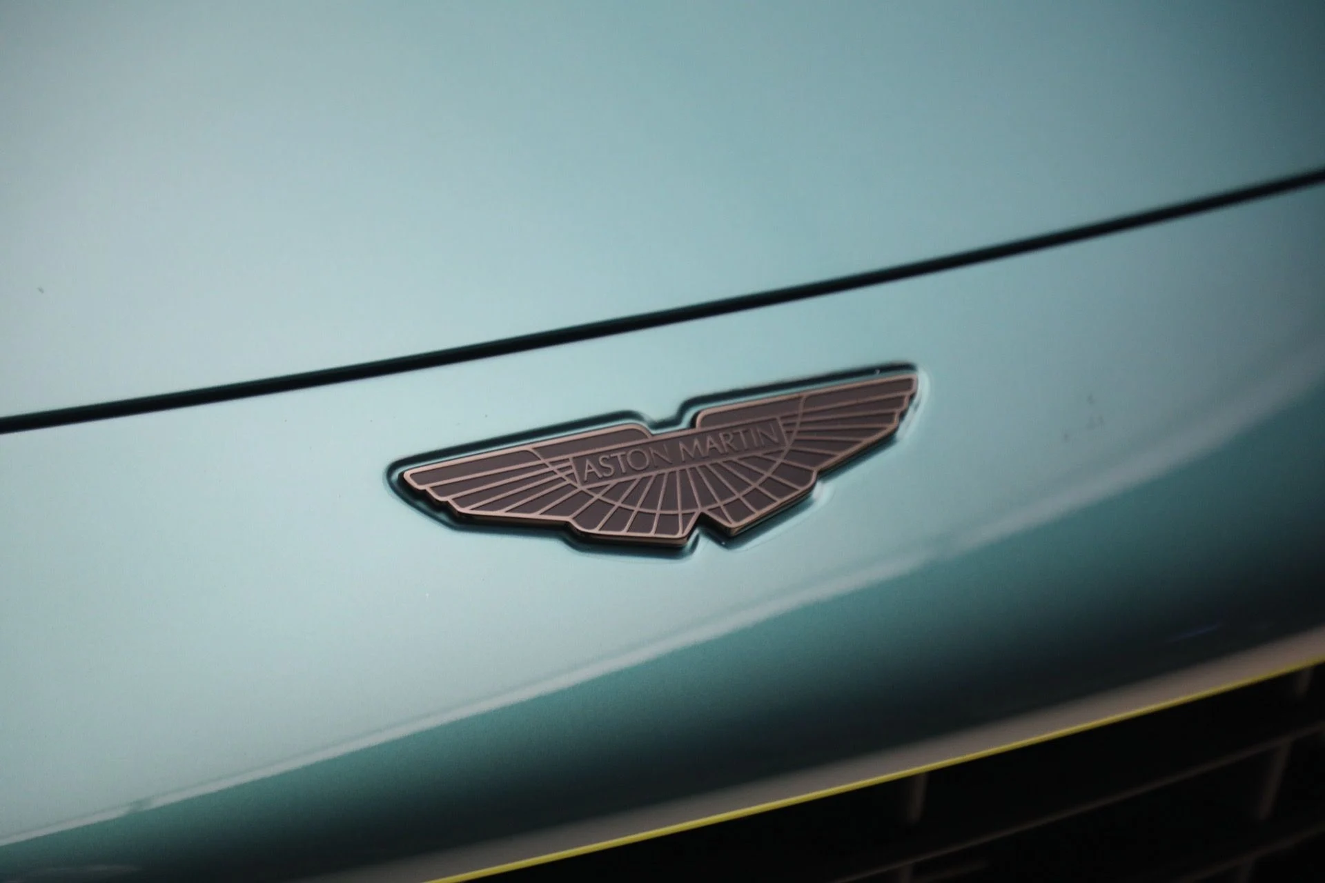 mph022_2994464524_Used_2023_Aston_Martin_Vantage_V12_1777723504_8377ea27a6