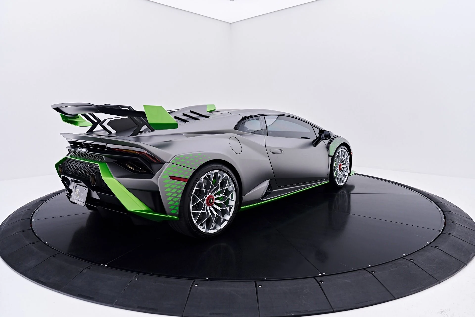 mph022_2996672213_Used_2023_Lamborghini_Huracan_STO_Base_1784576243_9c5fed913e