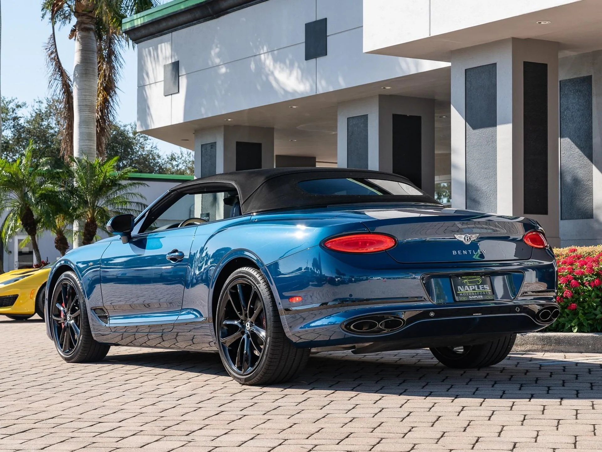 mph022_3013835486_Used_2022_Bentley_Continental_GT_V8_1764021983_02cb34acba