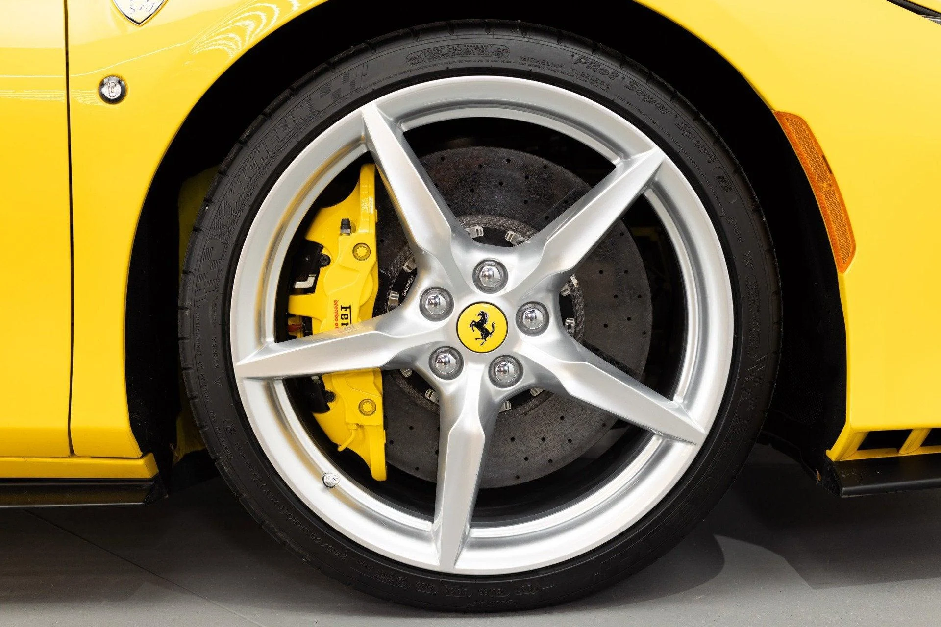 mph022_3027191029_Used_2021_Ferrari_F8_Spider_1778334401_68ce78e4b3