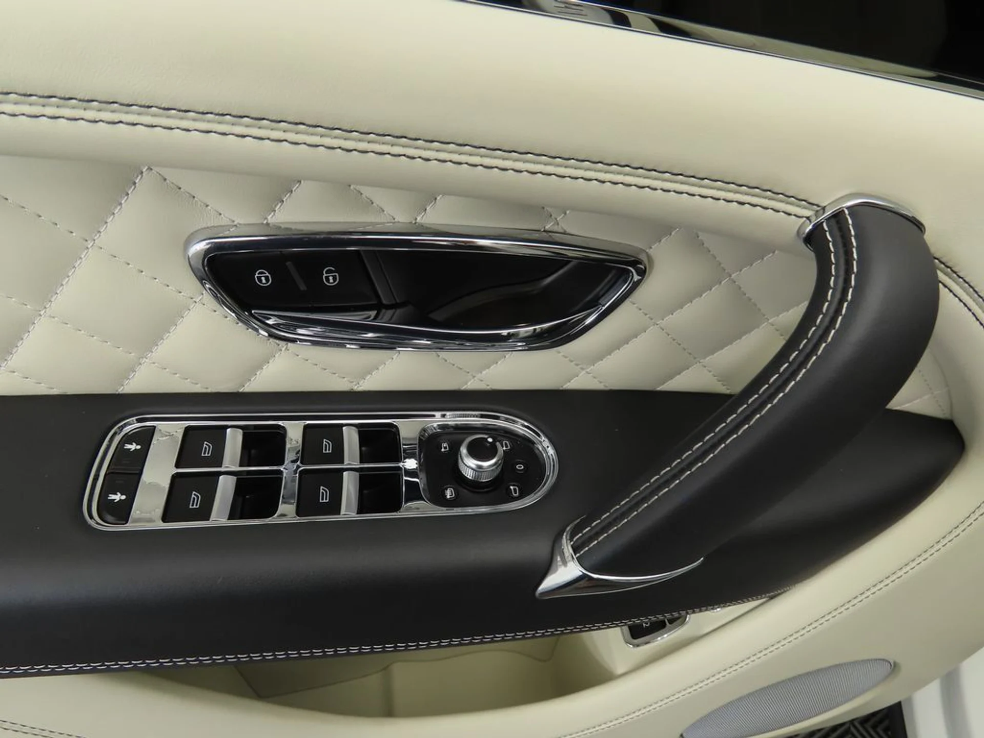 mph022_302928128_used_2020_bentley_bentayga_hybridawd_8119_22810823_23_1024_94a0ef52c9