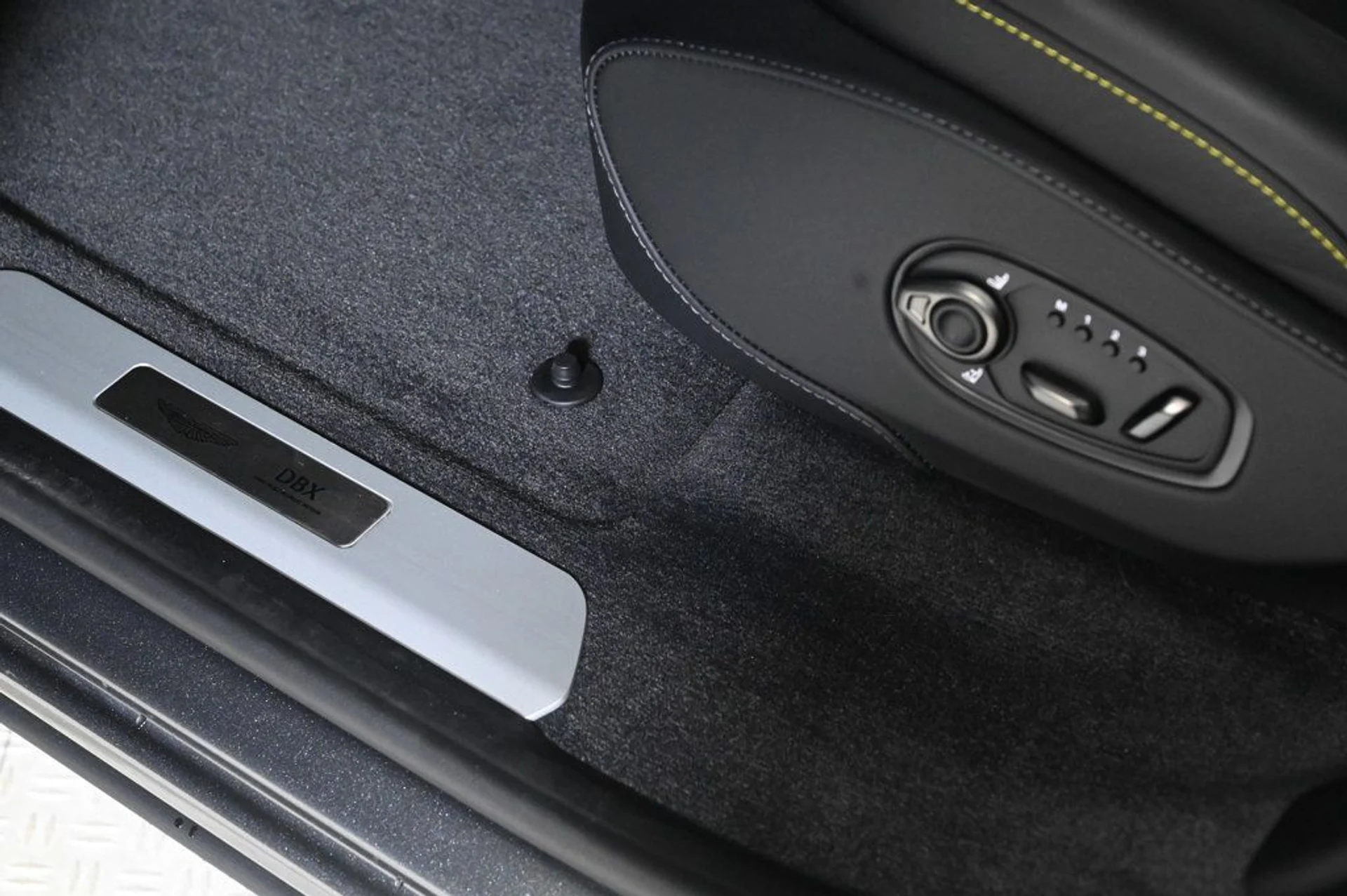 mph022_3030913075_new_2026_aston_martin_dbx_707awd_11350_22965888_22_1024_787bca73b2