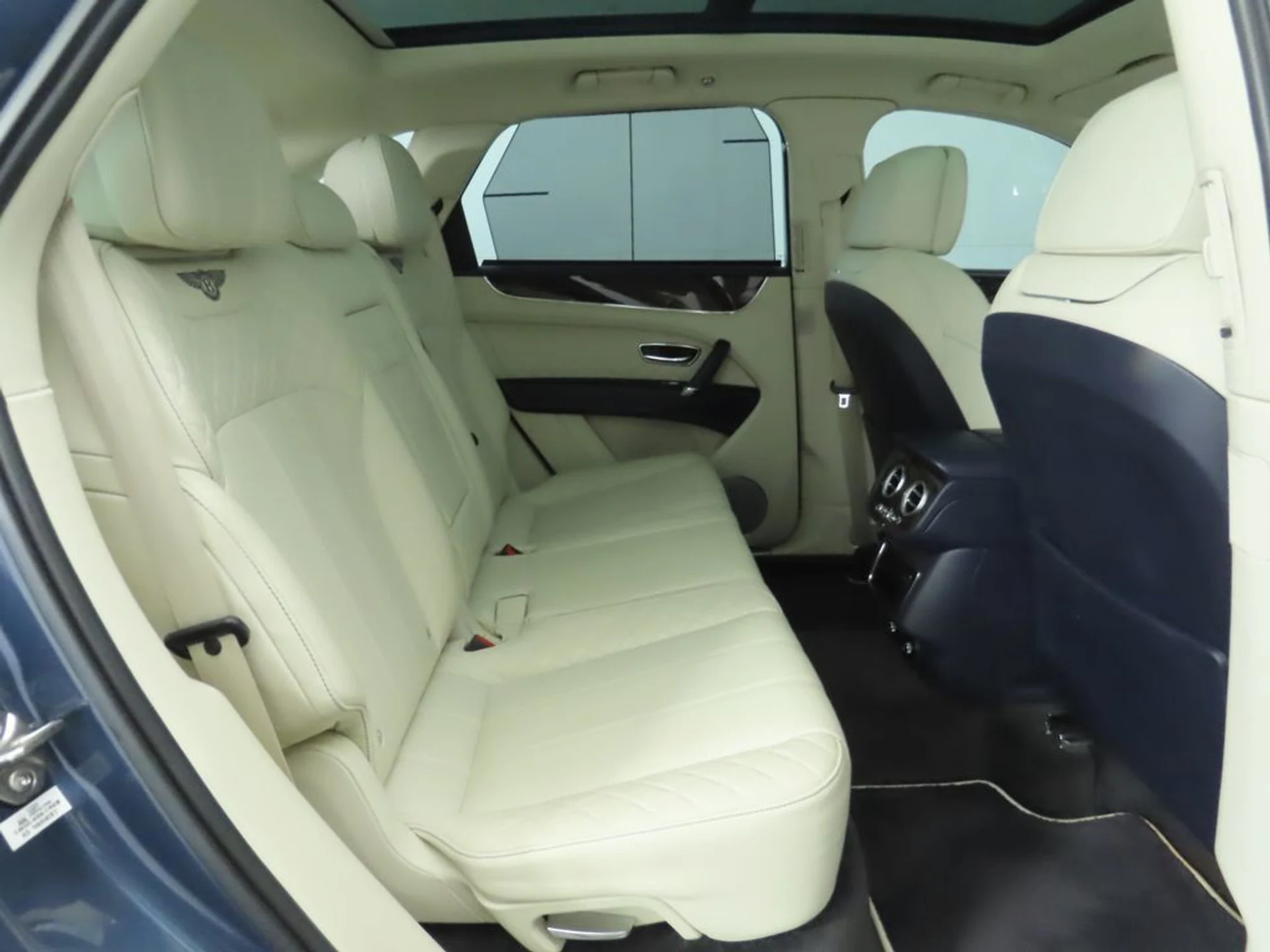 mph022_3033926342_used_2019_bentley_bentayga_v8awd_8119_22979397_23_1024_94b368d02d