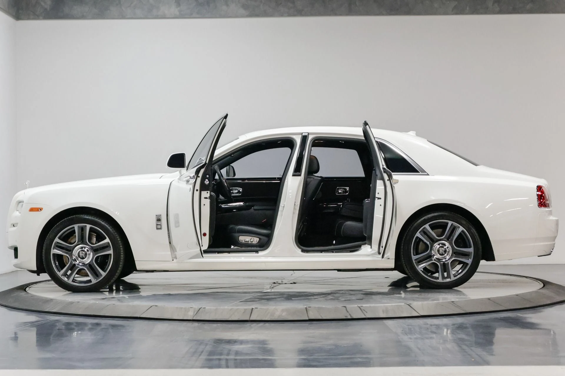 mph022_3047658019_Used_2016_Rolls_Royce_Ghost_Base_1761576536_aab71bf136