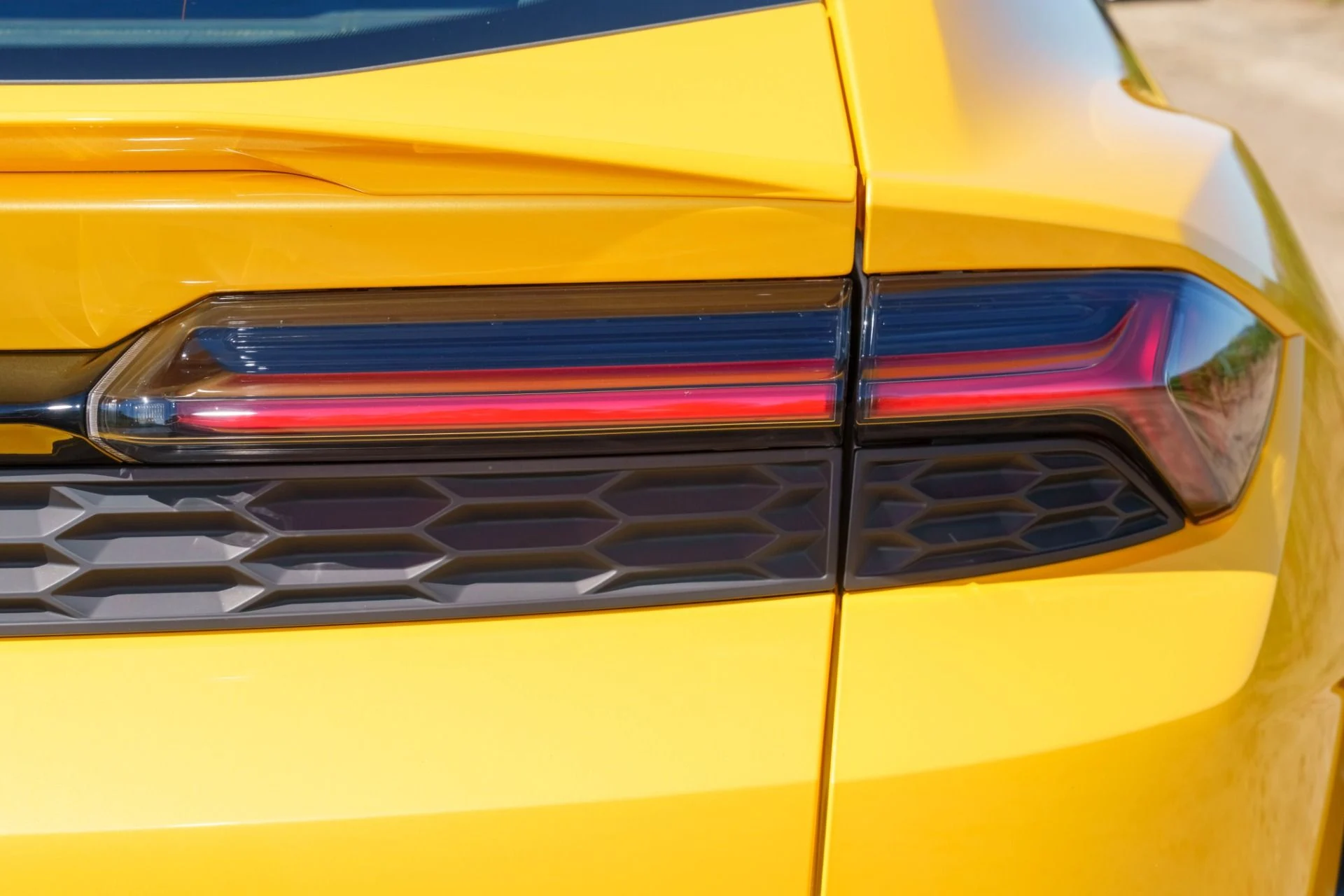 mph022_3053568361_Used_2025_Lamborghini_Urus_SE_1759793231_a06f3ff7d2