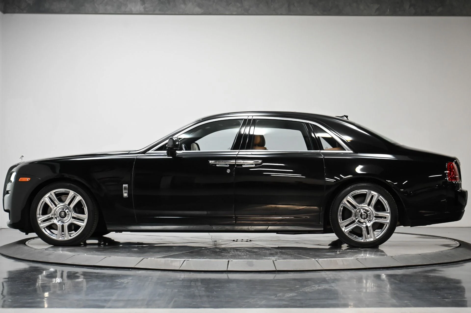 mph022_3071458279_Used_2015_Rolls_Royce_Ghost_Base_1723921602_c6b40d4951