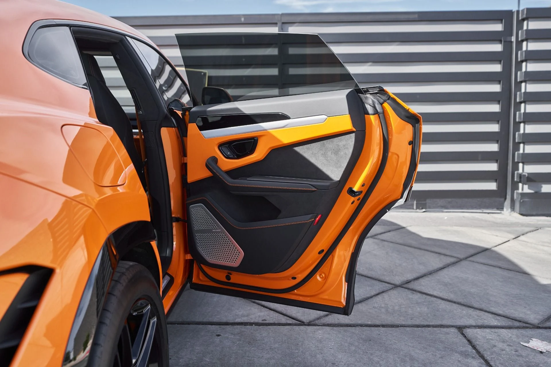 mph022_3082053595_Used_2025_Lamborghini_Urus_SE_1763677001_63d74a22dc