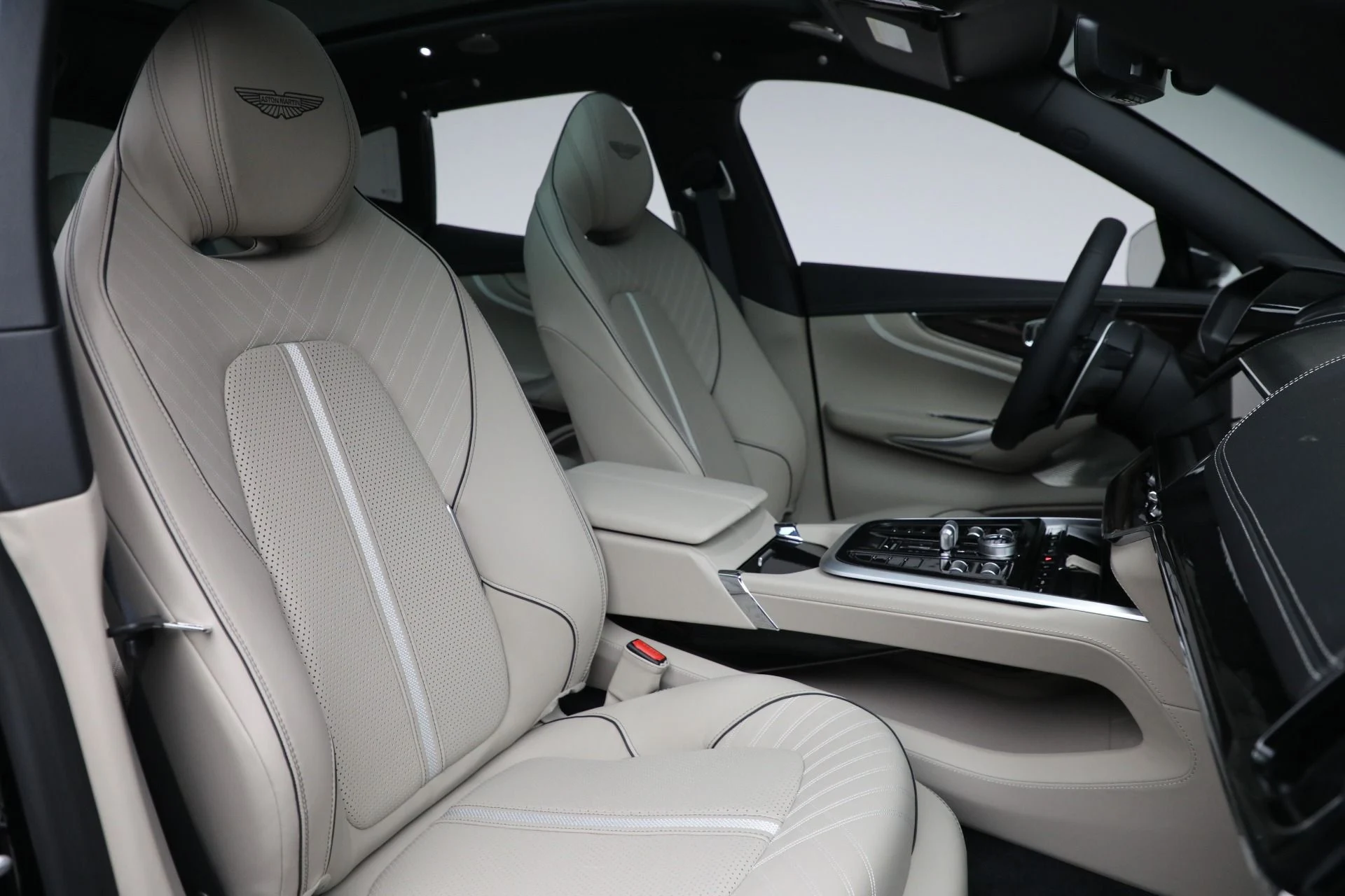 mph022_3098828463_New_2025_Aston_Martin_DBX_707_0e40333497
