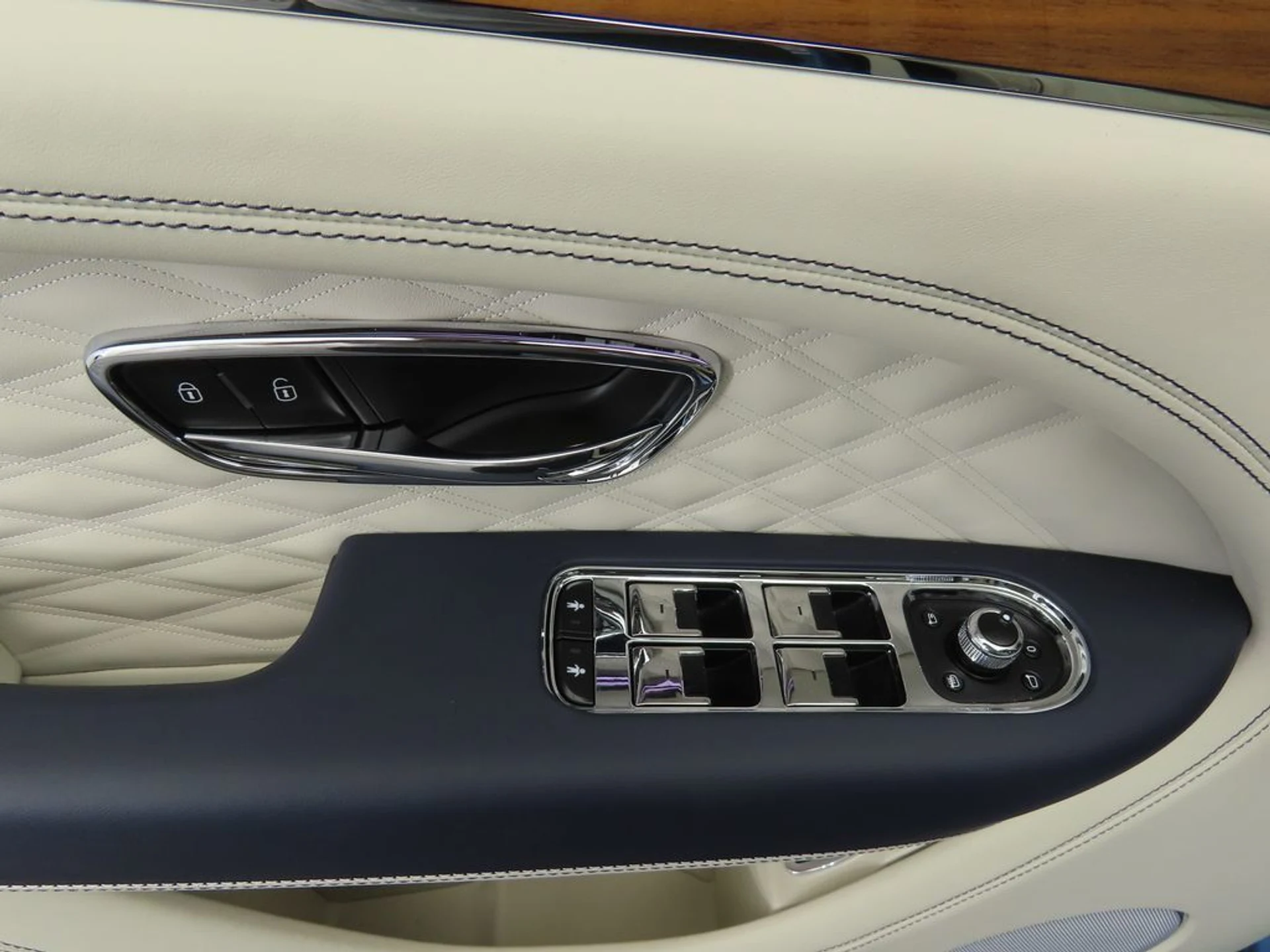mph022_310276192_new_2025_bentley_bentayga_v8awd_8119_22909990_23_1024_9d0565091c