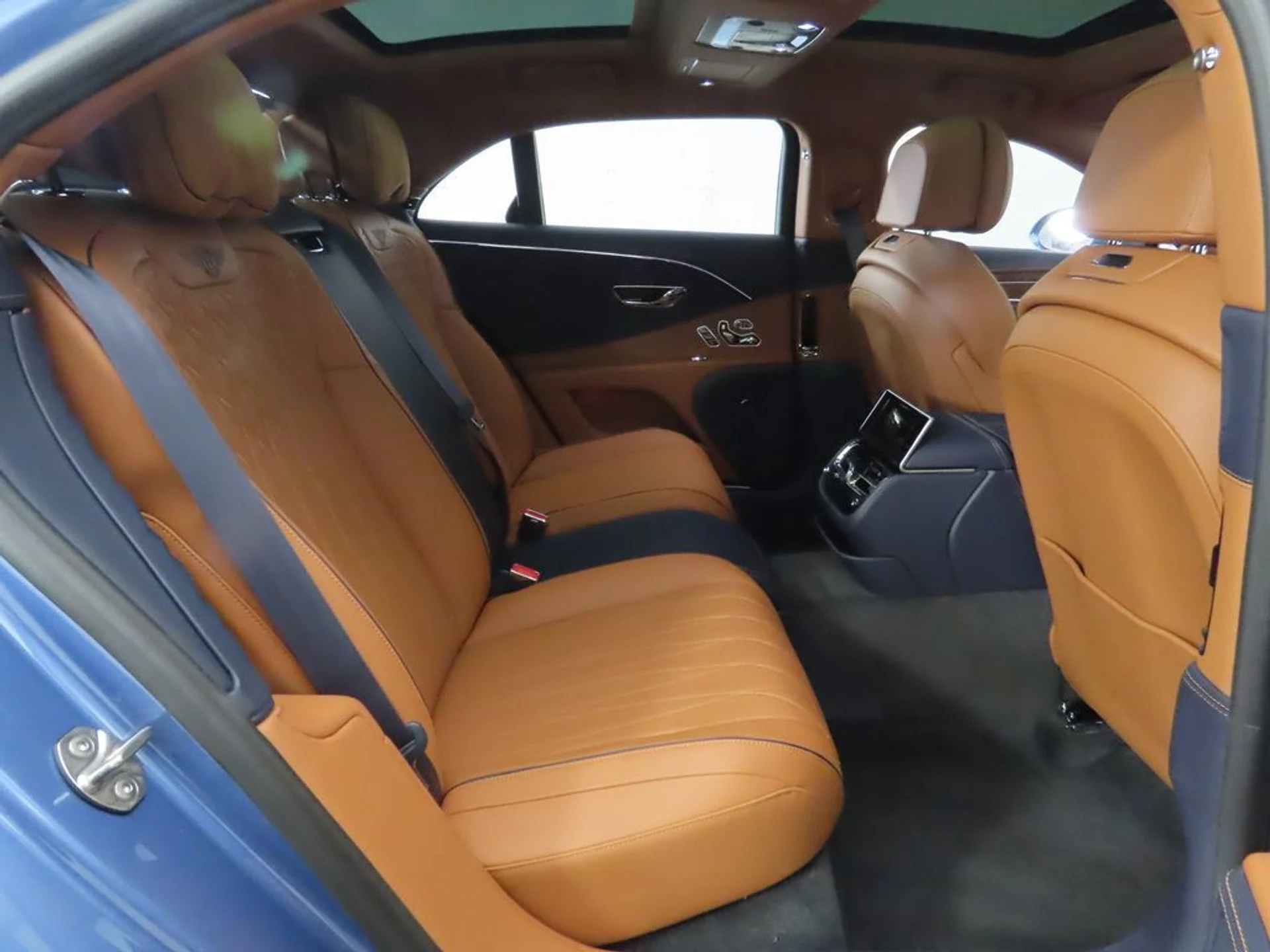 mph022_3109275335_used_2021_bentley_flying_spur_v8sedan_8119_22952402_23_1024_1735711bfc