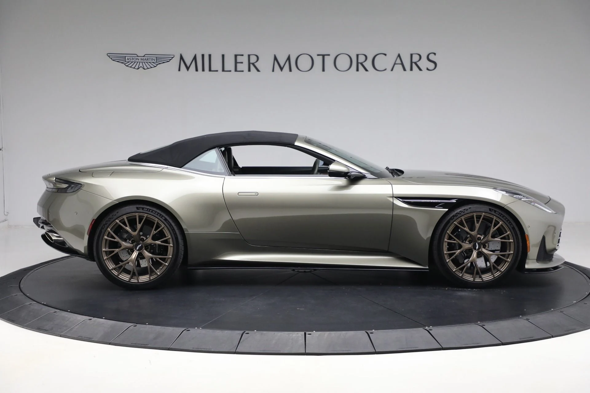 mph022_3112807621_New_2024_Aston_Martin_DB_12_Volante_5bd4bf38a2