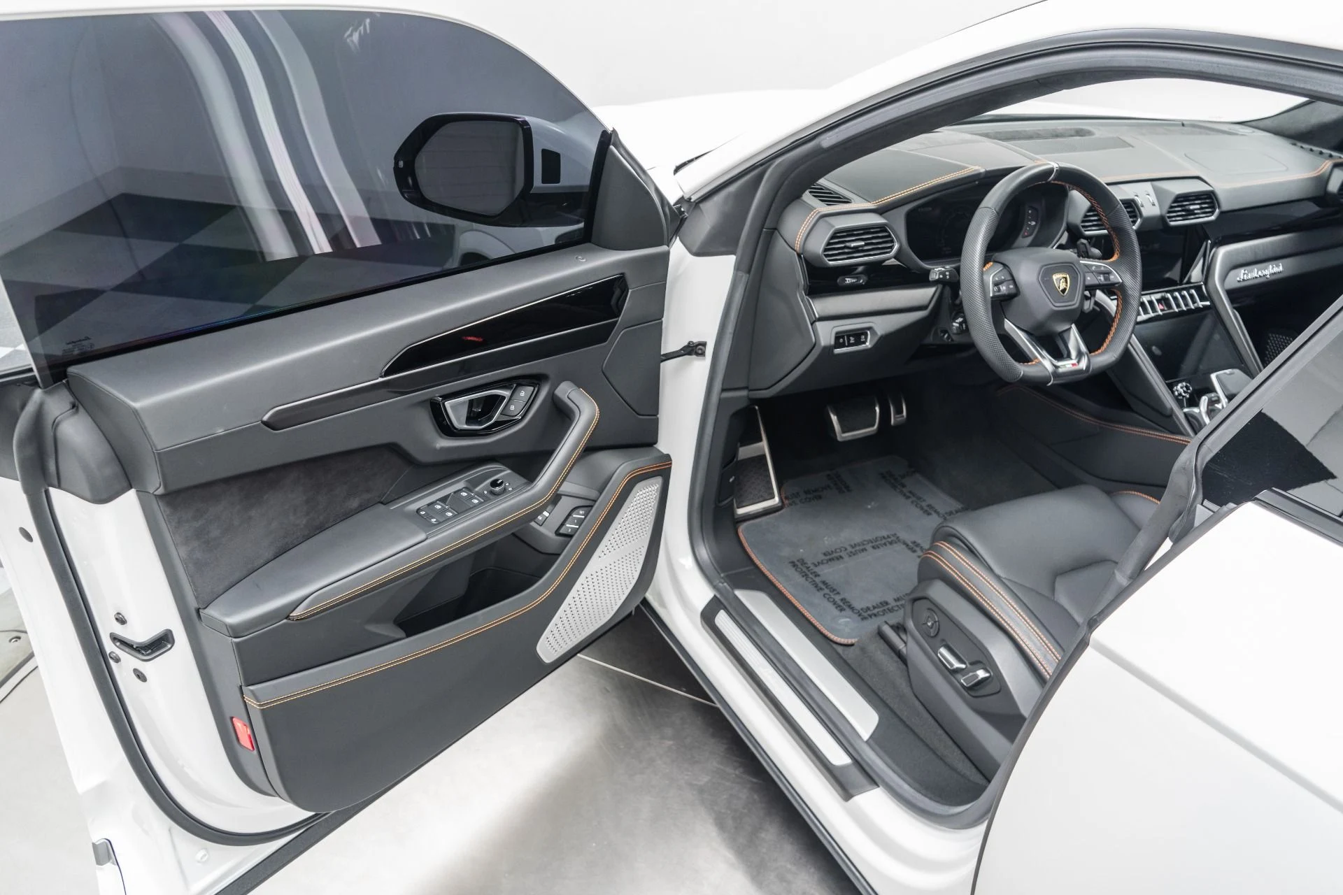 mph022_3123300831_Used_2022_Lamborghini_Urus_1778007764_304f4f9ad6