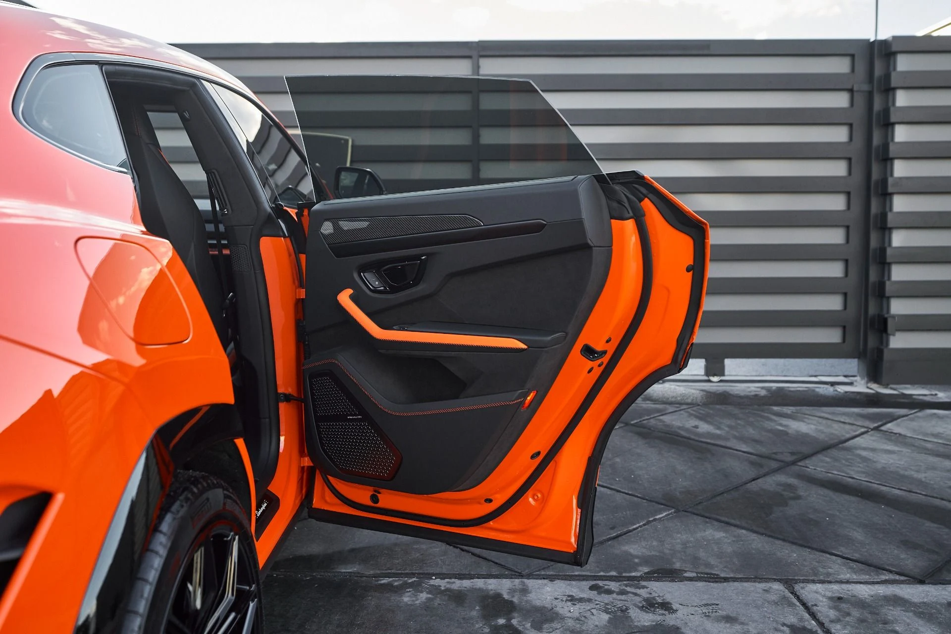 mph022_3139297004_Used_2025_Lamborghini_Urus_SE_1763604979_77c8c01096