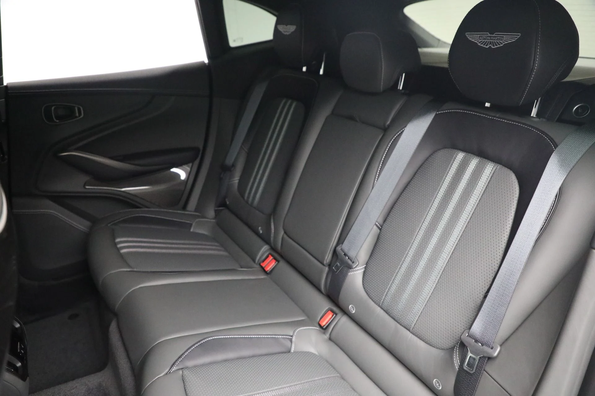 mph022_3145728881_New_2025_Aston_Martin_DBX_707_707_102e03183c