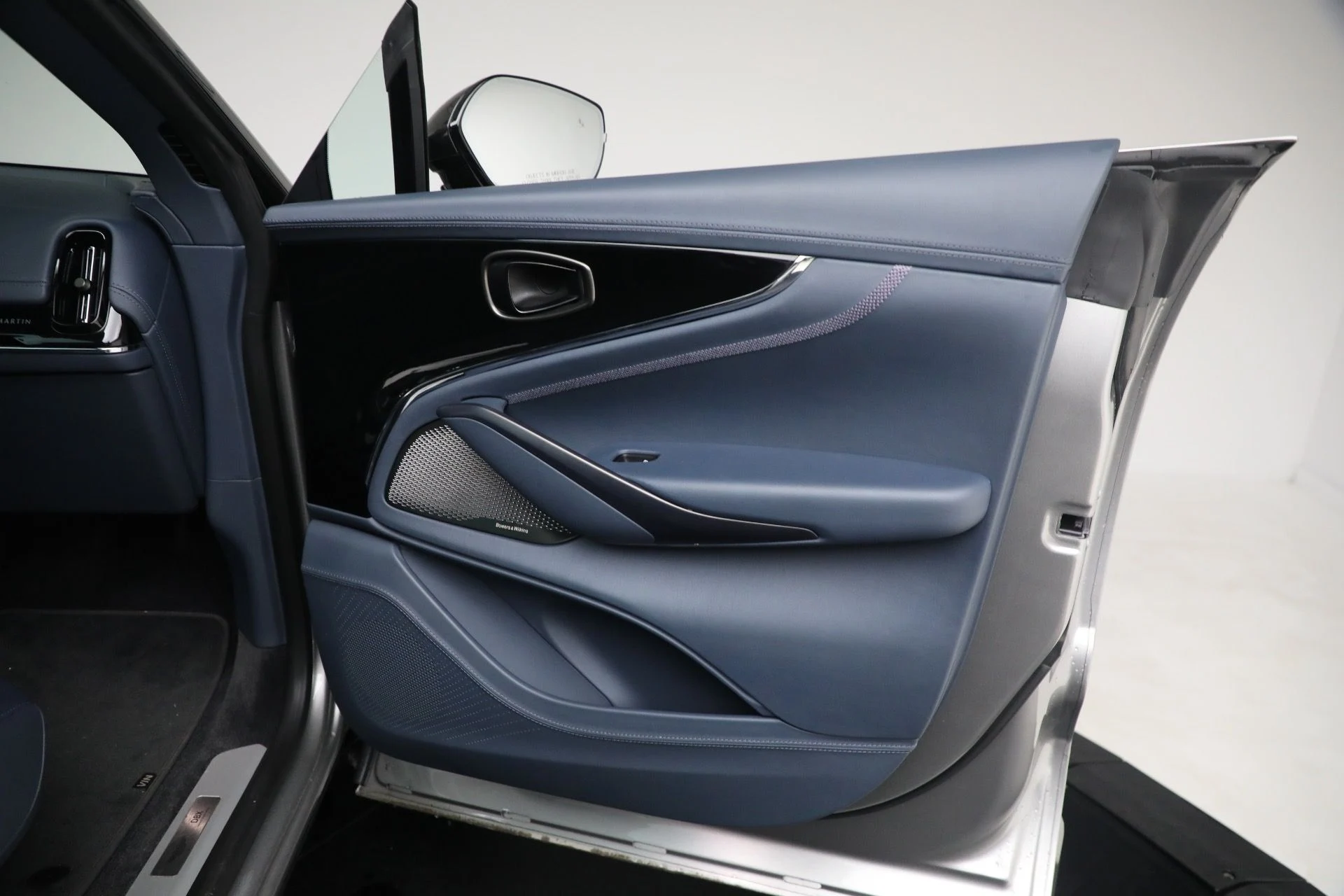 mph022_3190847283_New_2025_Aston_Martin_DBX_707_1762018753_f7a459a5f9