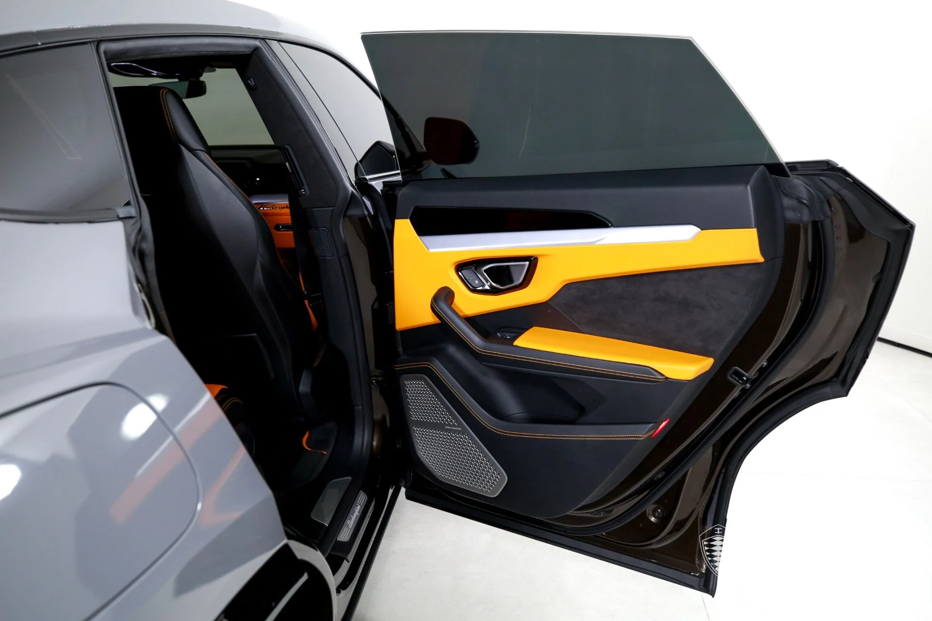 mph022_3198397979_Used_2019_LAMBORGHINI_URUS_1760989732_7e76a6e921