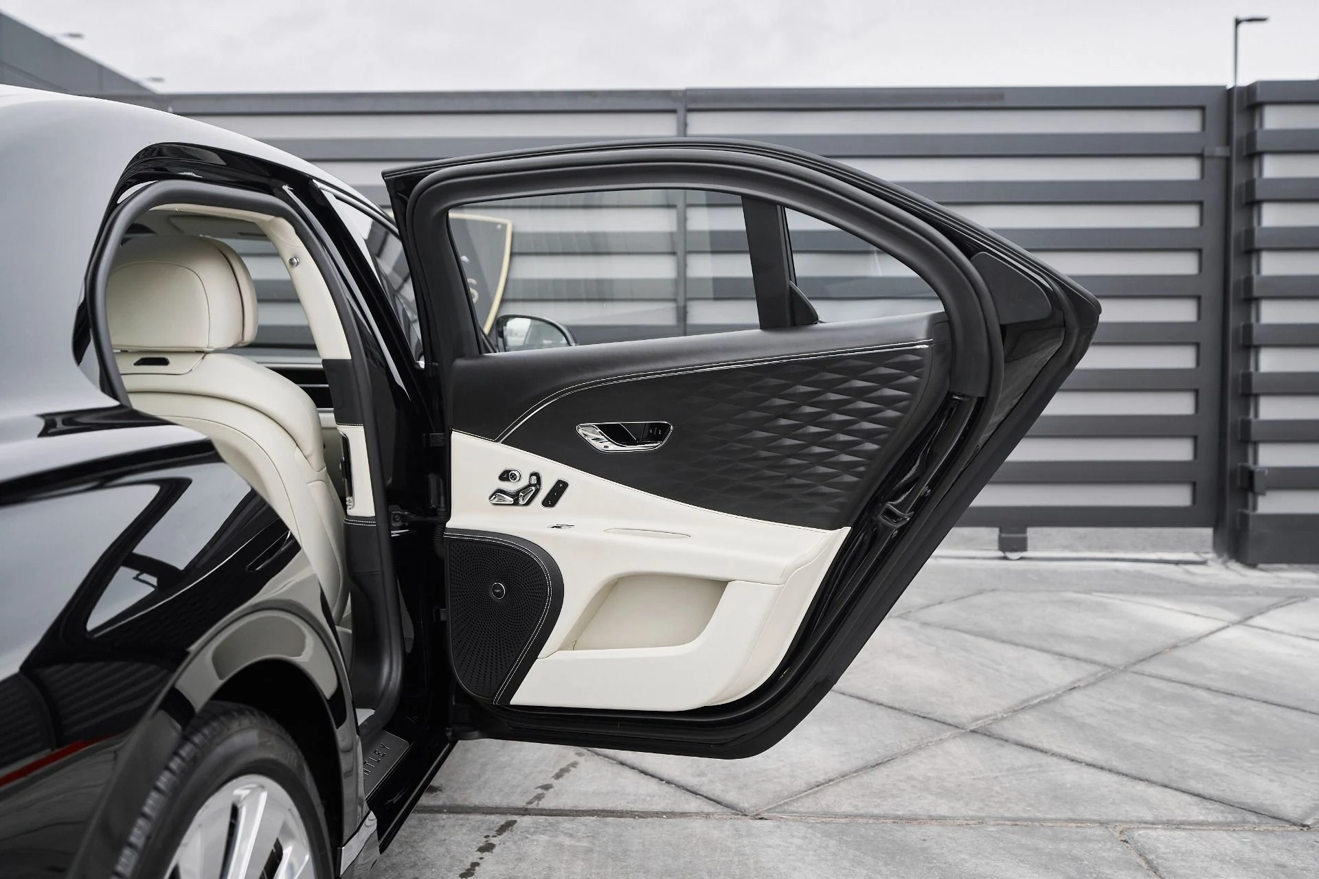 mph022_3225388308_Used_2022_Bentley_Flying_Spur_V8_1763502789_7eb449097c