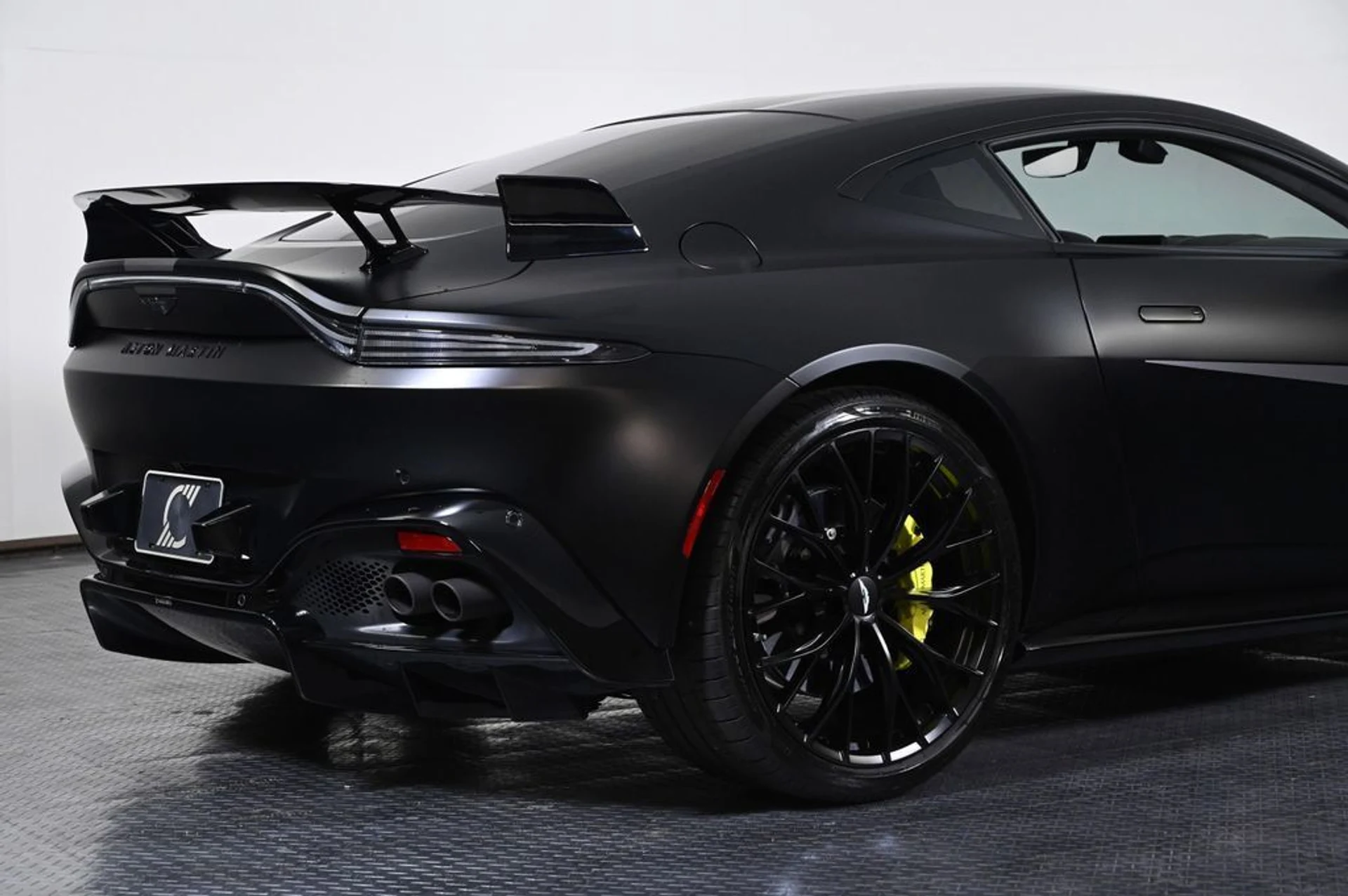 mph022_3226310795_used_2023_aston_martin_vantage_f1edition_11350_23029594_23_1024_01c878993c