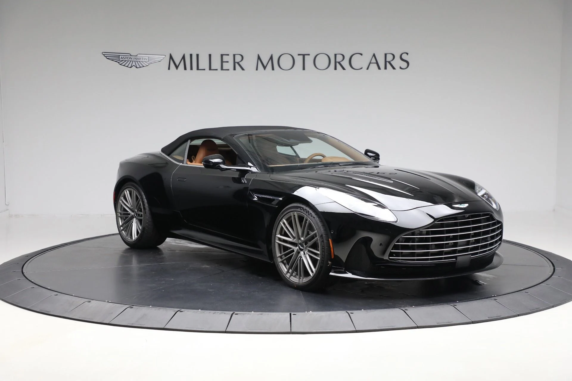 mph022_3232843561_New_2025_Aston_Martin_DB_12_Volante_870ea0e717