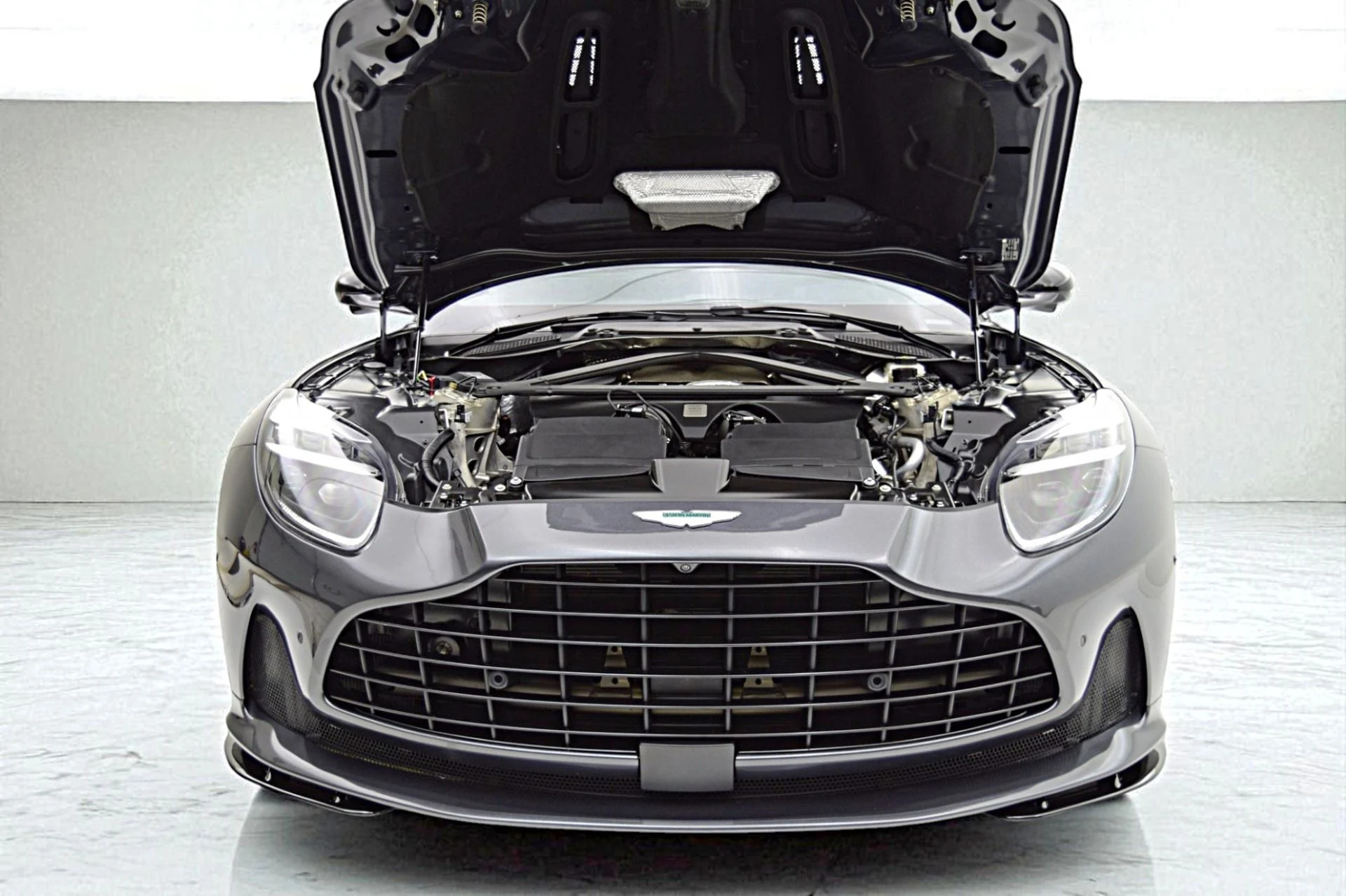 mph022_3238697680_Used_2024_Aston_Martin_DB_12_Coupe_bd0c0007e4