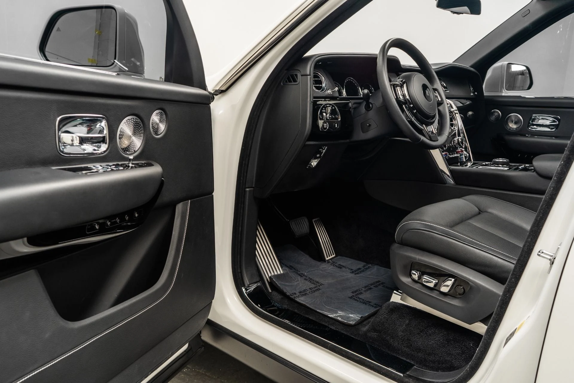 mph022_325347790_Used_2020_Rolls_Royce_Cullinan_Polished_22_Wheels_Rear_Theatre_Configuration_Rolls_Royce_Bespoke_Audio_1771596522_61b26ea87d