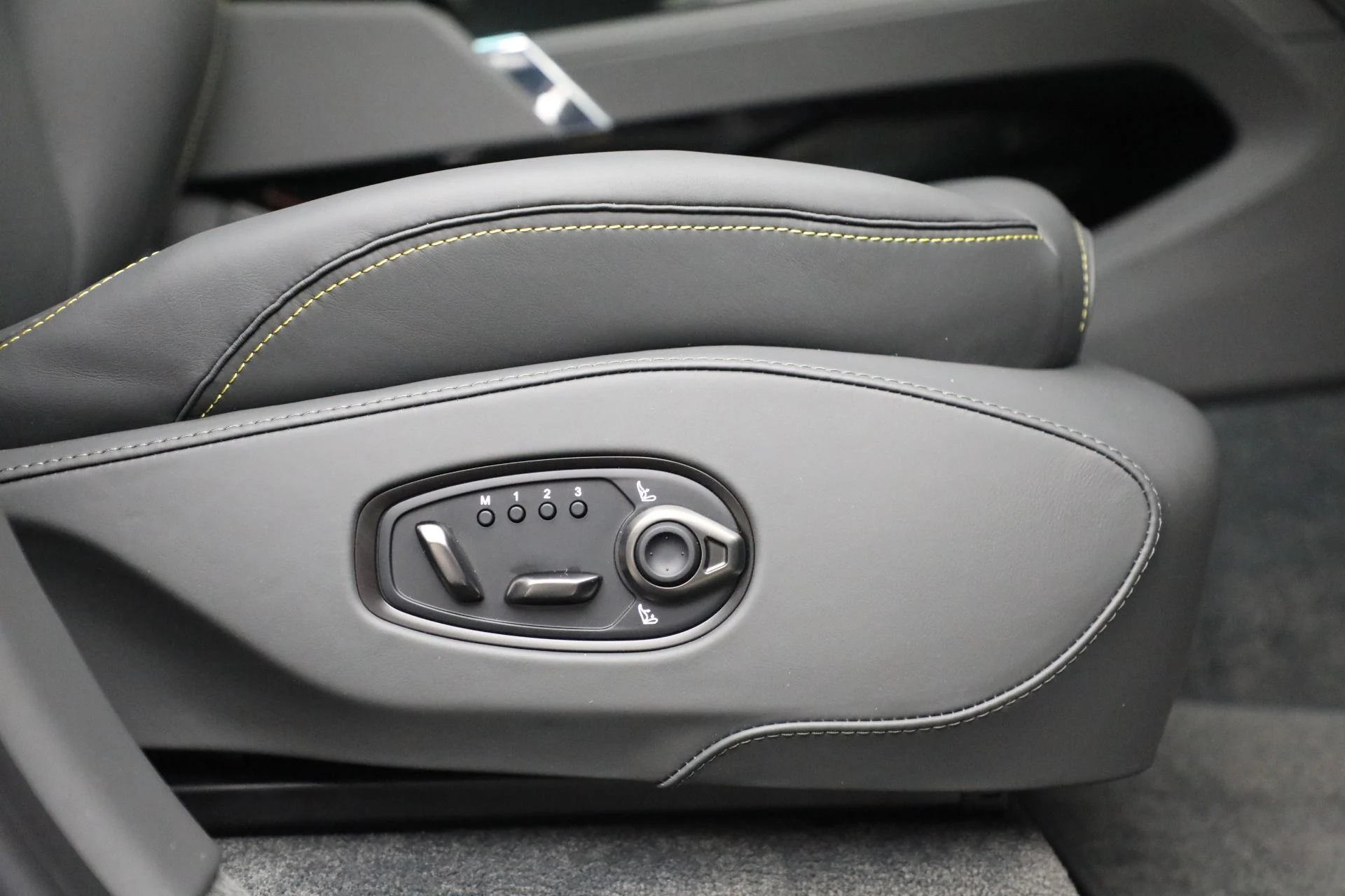 mph022_3264674615_Used_2025_Aston_Martin_DBX_707_707_9fd2d408f8